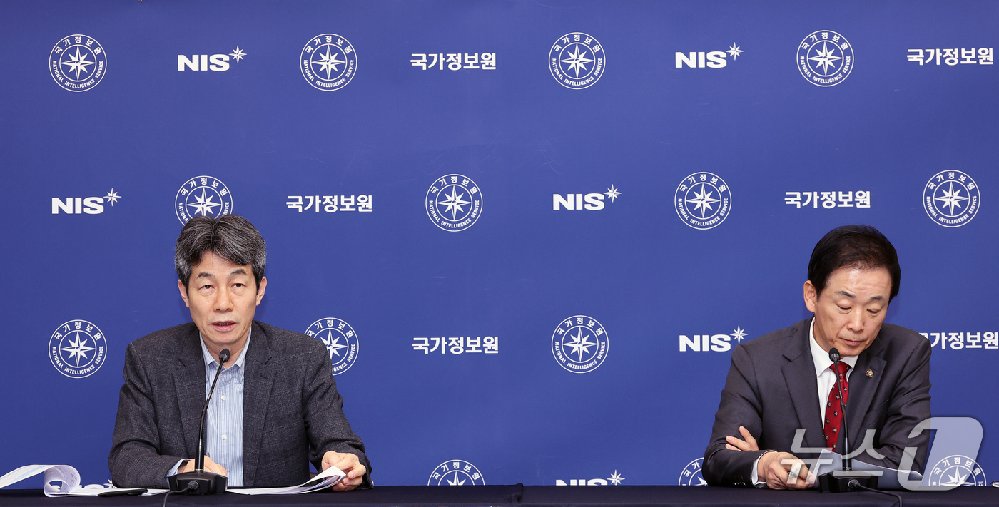 (서울=뉴스1) 국회사진기자단 = 국회 정보위원회 여야 간사인 윤건영 더불어민주당 의원(왼쪽)과 유영하 국민의힘 의원이 29일 서울 국가정보원 청사에서 열린 국회 정보위원회의 국가 …