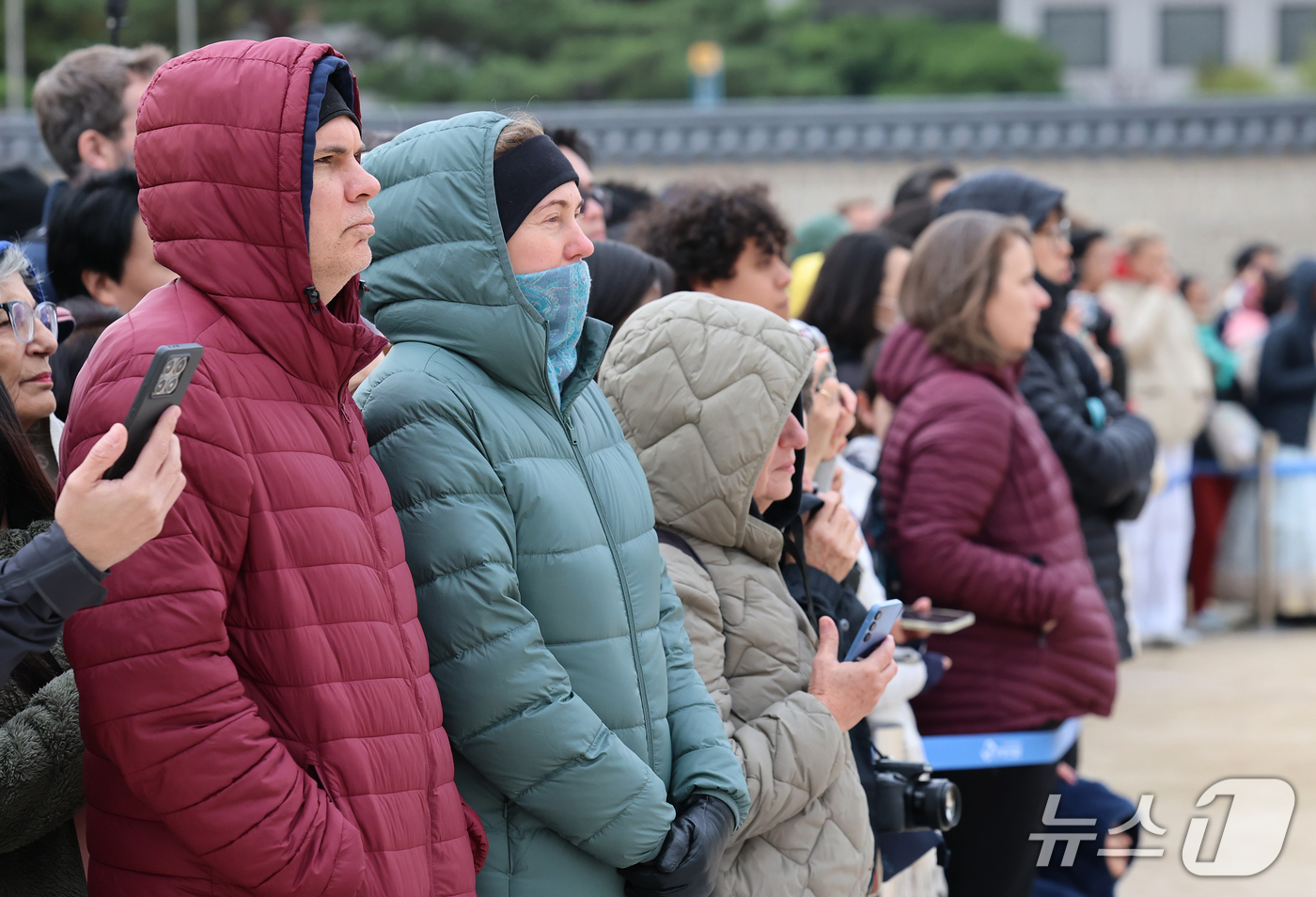 (서울=뉴스1) 오대일 기자 = 29일 오후 서울 종로구 경복궁 흥례문 광장을 찾은 외국인 관광객들이 두터운 패딩을 입은 채 궁궐 호위군 사열의식 '첩종' 리허설 행사를 지켜보고 …