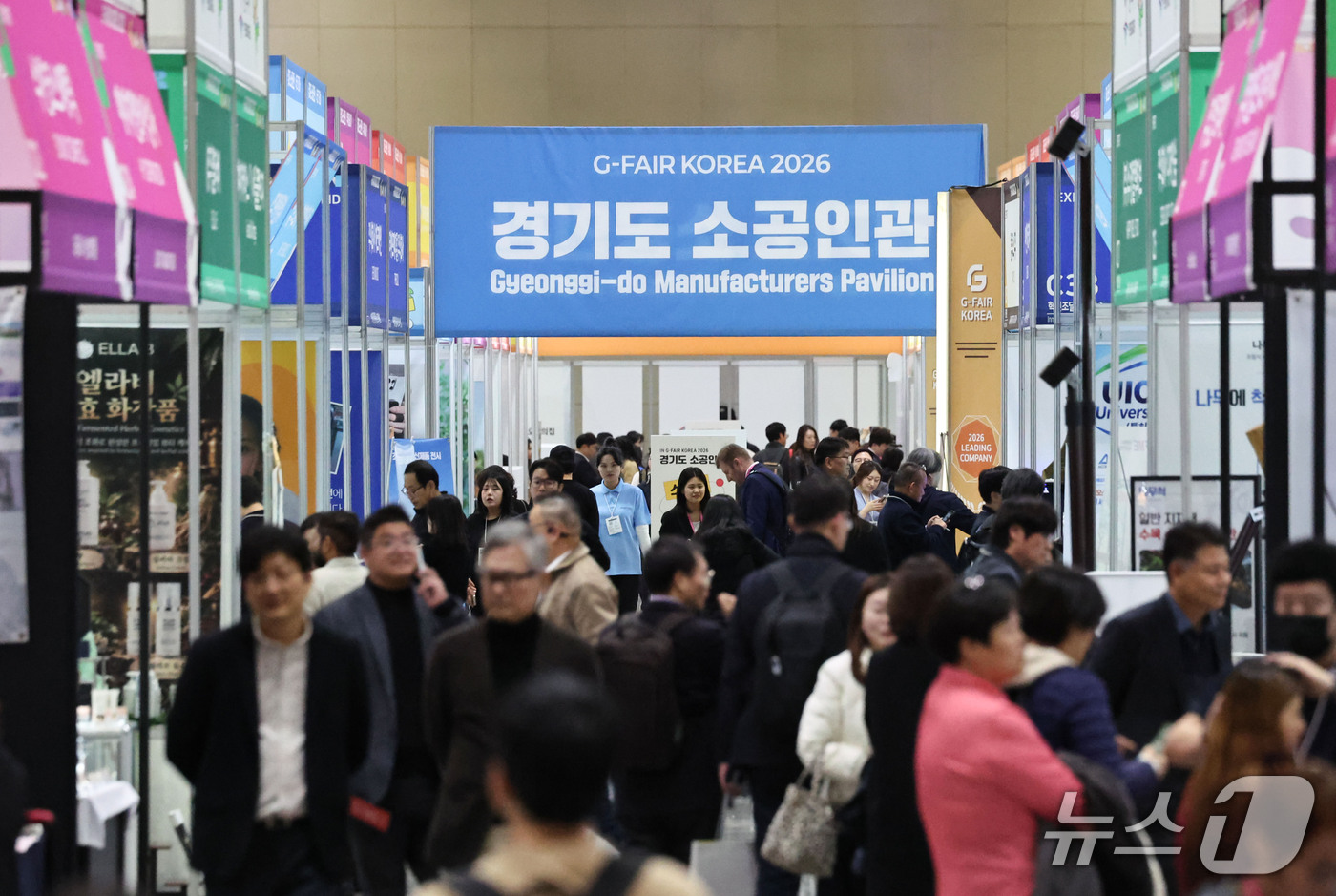 (고양=뉴스1) 이종수 기자 = 29일 경기 고양시 킨텍스에서 열린 국내 최대 규모의 중소기업 우수상품 종합전시회 ‘지페어 코리아(G-FAIR KOREA) 2026’에서 관람객들이 …