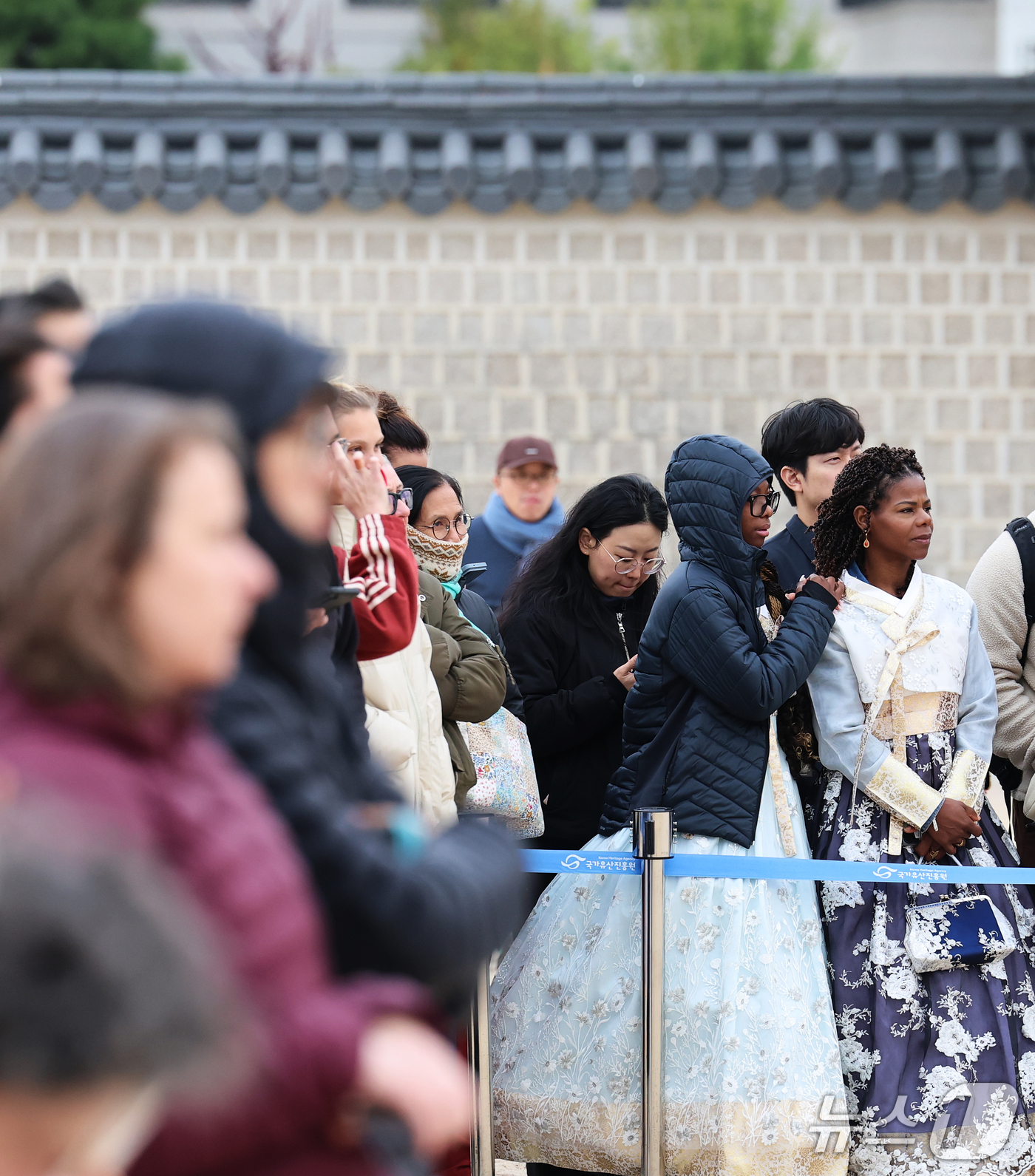 (서울=뉴스1) 오대일 기자 = 29일 오후 서울 종로구 경복궁 흥례문 광장을 찾은 외국인 관광객들이 두터운 패딩을 입은 채 궁궐 호위군 사열의식 '첩종' 리허설 행사를 지켜보고 …