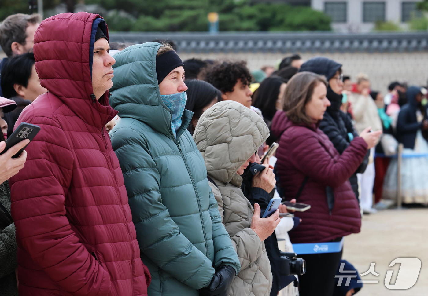 (서울=뉴스1) 오대일 기자 = 29일 오후 서울 종로구 경복궁 흥례문 광장을 찾은 외국인 관광객들이 두터운 패딩을 입은 채 궁궐 호위군 사열의식 '첩종' 리허설 행사를 지켜보고 …
