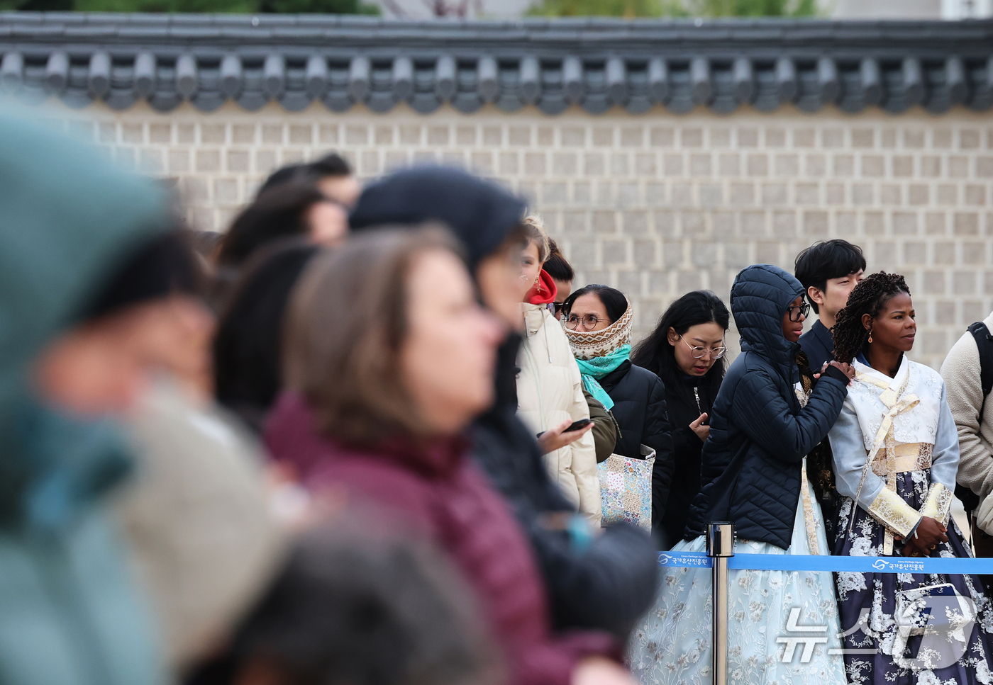 (서울=뉴스1) 오대일 기자 = 29일 오후 서울 종로구 경복궁 흥례문 광장을 찾은 외국인 관광객들이 두터운 패딩을 입은 채 궁궐 호위군 사열의식 '첩종' 리허설 행사를 지켜보고 …
