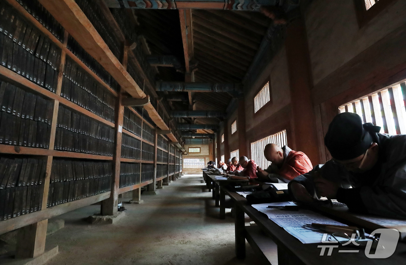 (합천=뉴스1) 윤일지 기자 = 29일 오후 경남 합천군 해인사에서 국보이자 세계기록유산인 팔만대장경(8만1352장)을 새롭게 판각하는 것을 기념하는 '해인사 장경도감 대장경 판각 …