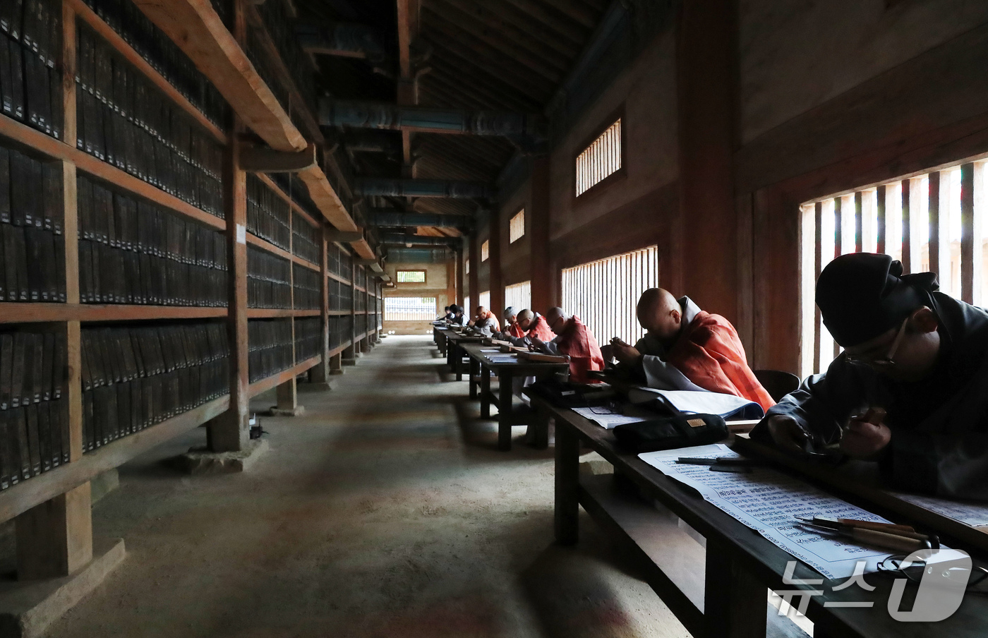 (합천=뉴스1) 윤일지 기자 = 29일 오후 경남 합천군 해인사에서 국보이자 세계기록유산인 팔만대장경(8만1352장)을 새롭게 판각하는 것을 기념하는 '해인사 장경도감 대장경 판각 …