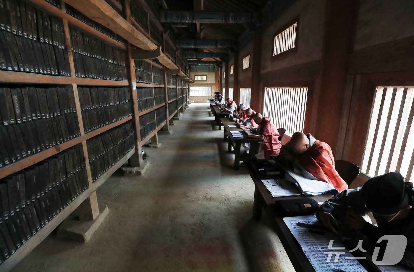 (합천=뉴스1) 윤일지 기자 = 29일 오후 경남 합천군 해인사에서 국보이자 세계기록유산인 팔만대장경(8만1352장)을 새롭게 판각하는 것을 기념하는 '해인사 장경도감 대장경 판각 …