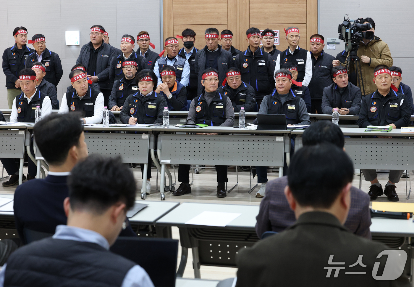 (수원=뉴스1) 김영운 기자 = 경기지역 버스노조 총파업 예고일을 하루 앞둔 29일 경기 수원시 영통구 경기지방노동위원회에서 한국노총 전국자동차노동조합연맹 경기지역자동차노동조합(이 …