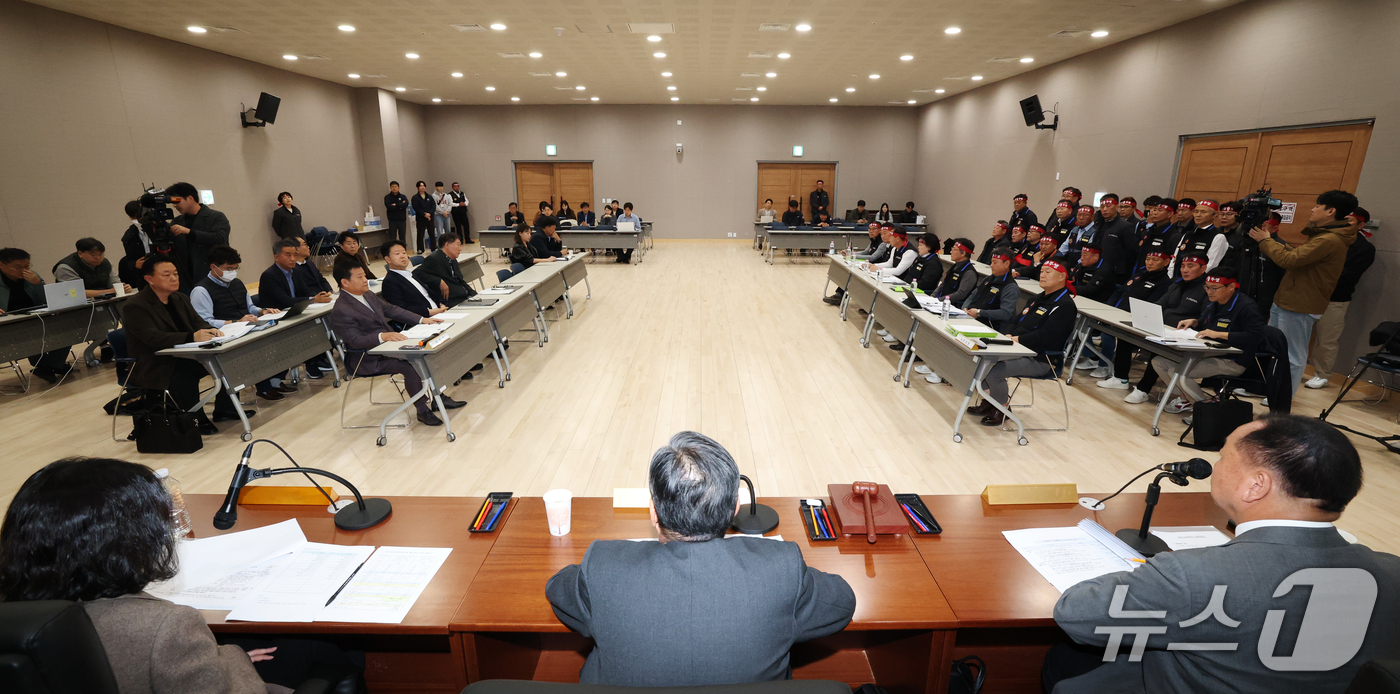 (수원=뉴스1) 김영운 기자 = 경기지역 버스노조 총파업 예고일을 하루 앞둔 29일 경기 수원시 영통구 경기지방노동위원회에서 한국노총 전국자동차노동조합연맹 경기지역자동차노동조합(이 …