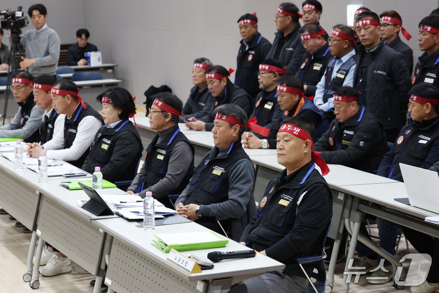 본문 이미지 - 경기지역 버스노조 총파업 예고일을 하루 앞둔 29일 경기 수원시 영통구 경기지방노동위원회에서 열린 한국노총 전국자동차노동조합연맹 경기지역자동차노동조합(이하 노조)과 경기도버스운송사업조합(이하 사측)의 2차 조정회의에 노조측 관계자들이 참석해 있다. 2026.10.29 ⓒ 뉴스1 김영운 기자