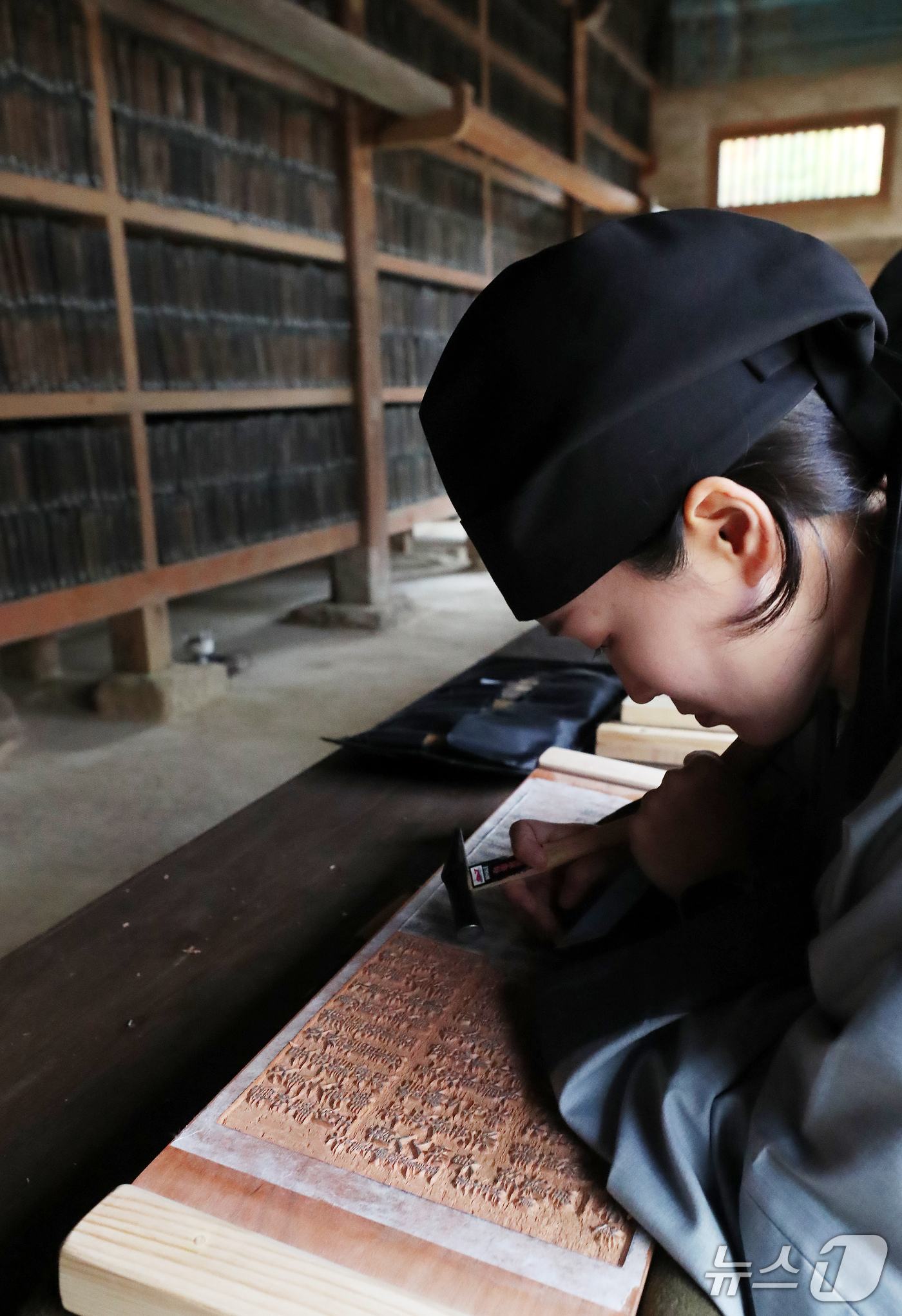 (합천=뉴스1) 윤일지 기자 = 29일 오후 경남 합천군 해인사에서 국보이자 세계기록유산인 팔만대장경(8만1352장)을 새롭게 판각하는 것을 기념하는 '해인사 장경도감 대장경 판각 …