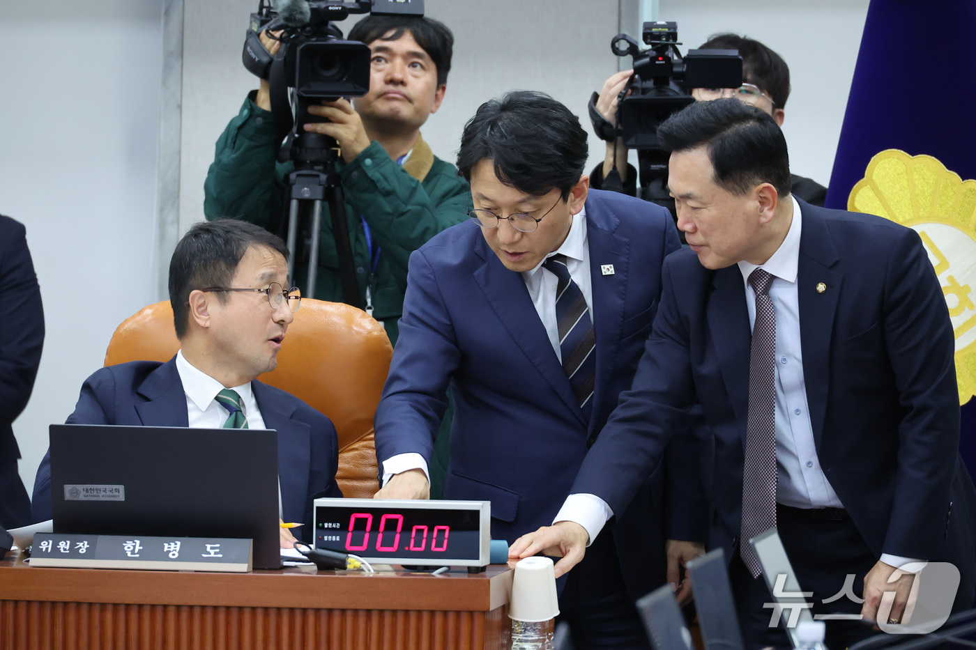 (서울=뉴스1) 신웅수 기자 = 한병도 위워낭이 29일 서울 여의도 국회에서 열린 국회운영위원회의 대통령 비서실 등에 대한 국정감사에서 여야 간사와 대화하고 있다. 2026.10. …