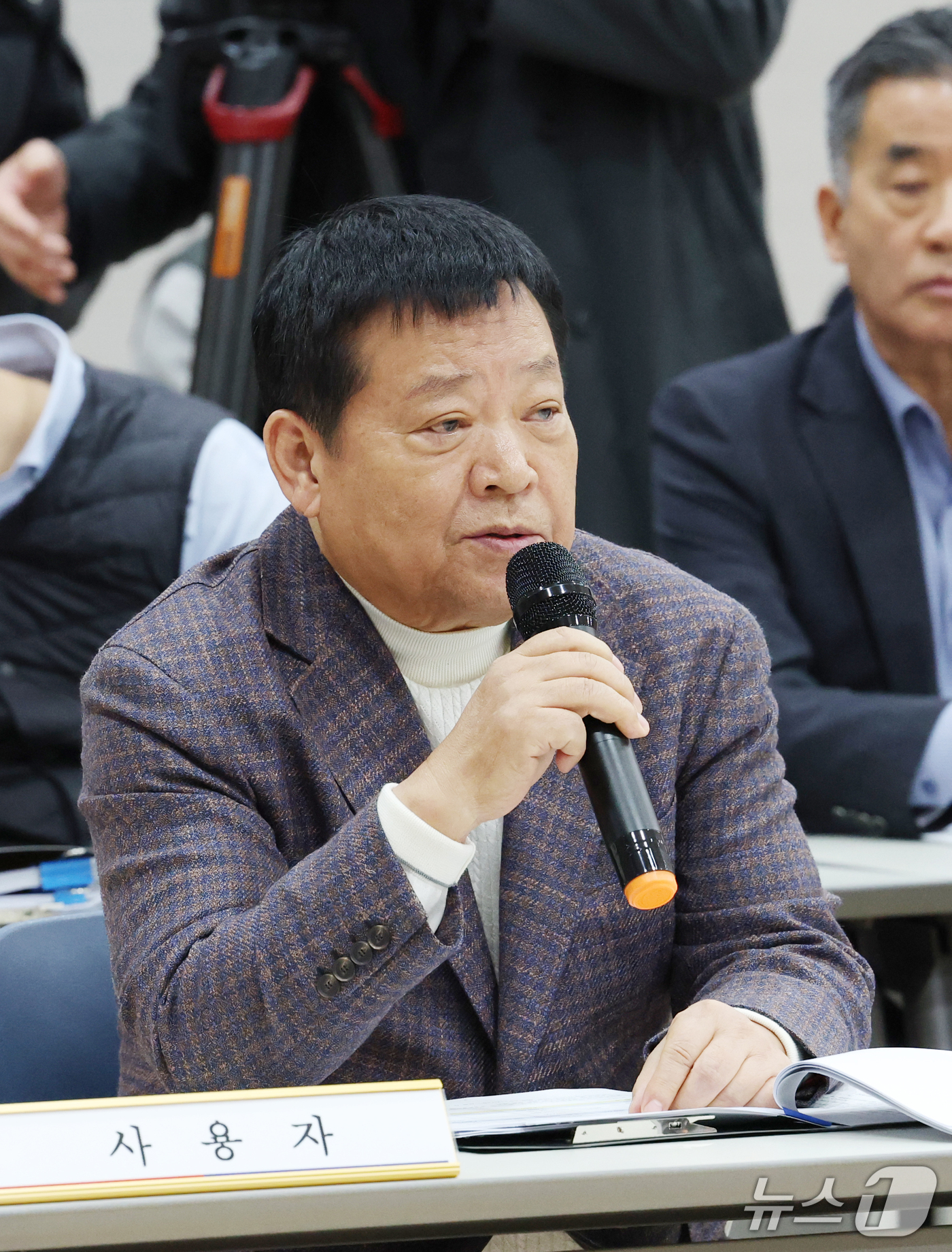 (수원=뉴스1) 김영운 기자 = 김기성 경기도버스운송사업조합 이사장이 29일 경기 수원시 영통구 경기지방노동위원회에서 열린 한국노총 전국자동차노동조합연맹 경기지역자동차노동조합(이하 …