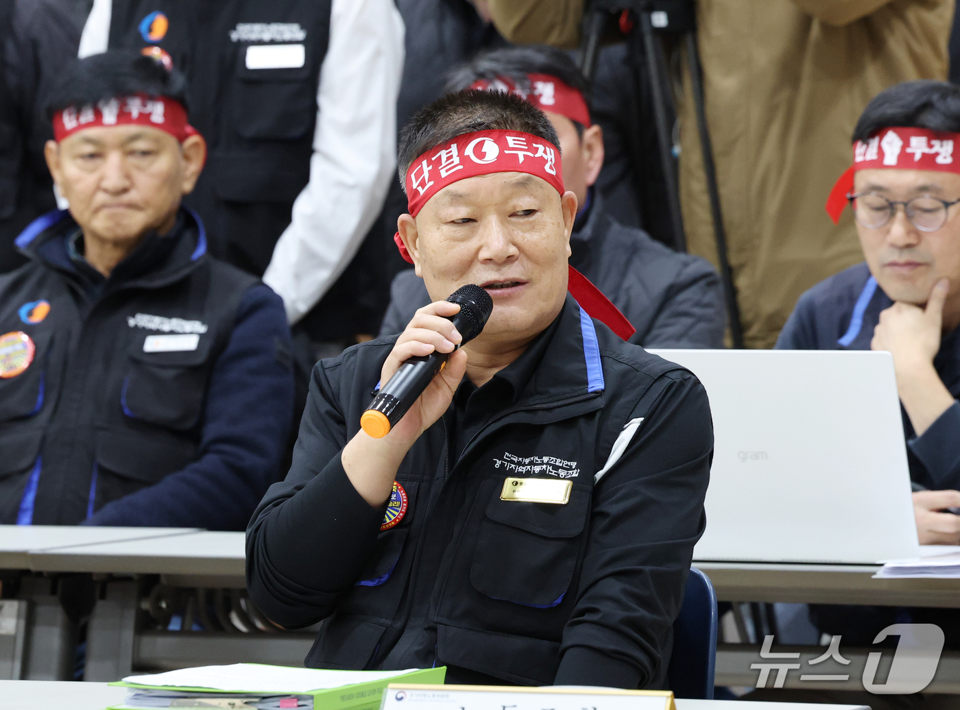 (수원=뉴스1) 김영운 기자 = 이기천 경기지역자동차노동조합 위원장이 29일 경기 수원시 영통구 경기지방노동위원회에서 열린 한국노총 전국자동차노동조합연맹 경기지역자동차노동조합(이하 …