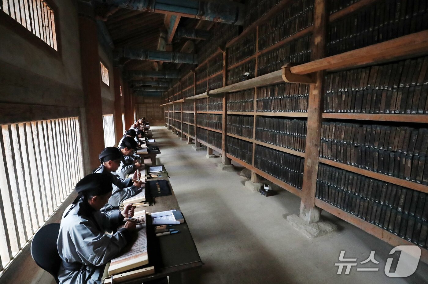 본문 이미지 - 29일 오후 경남 합천군 해인사에서 국보이자 세계기록유산인 팔만대장경(8만1352장)을 새롭게 판각하는 것을 기념하는 '해인사 장경도감 대장경 판각 고불식(告佛式)'이 봉행된 후 장경판전에서 전통 대장경 판각의 실제 과정을 선보이는 시연이 펼쳐지고 있다. 2026.10.29 ⓒ 뉴스1 윤일지 기자