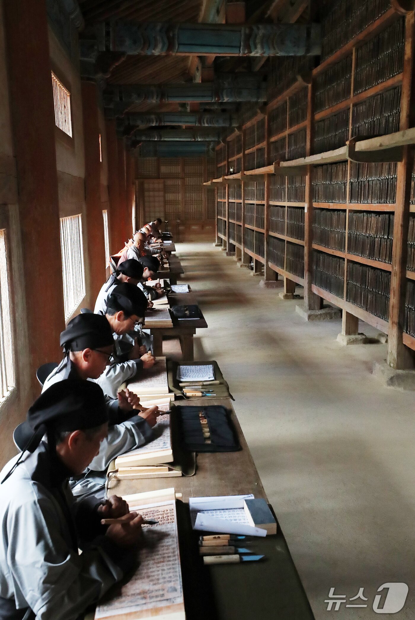 본문 이미지 - 29일 오후 경남 합천군 해인사에서 국보이자 세계기록유산인 팔만대장경(8만1352장)을 새롭게 판각하는 것을 기념하는 '해인사 장경도감 대장경 판각 고불식(告佛式)'이 봉행된 후 장경판전에서 전통 대장경 판각의 실제 과정을 선보이는 시연이 펼쳐지고 있다. 2026.10.29 ⓒ 뉴스1 윤일지 기자