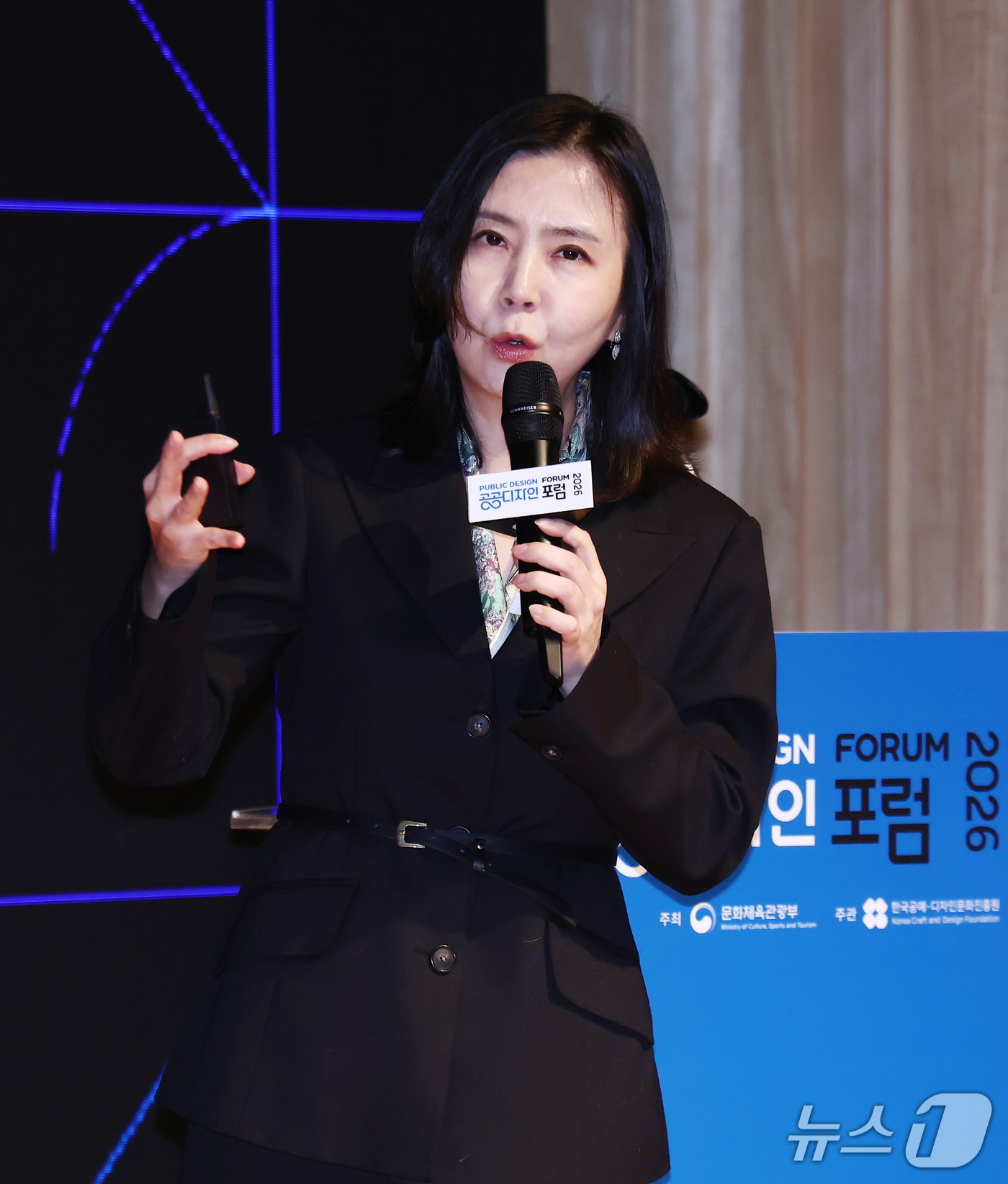 (서울=뉴스1) 김민지 기자 = 이향은 LG전자 HS사업본부 CX담당 상무가 29일 오후 서울 종로구 JCC아트센터 콘서트홀에서 열린 2026 공공디자인포럼에서 '공감지능시대, 기 …