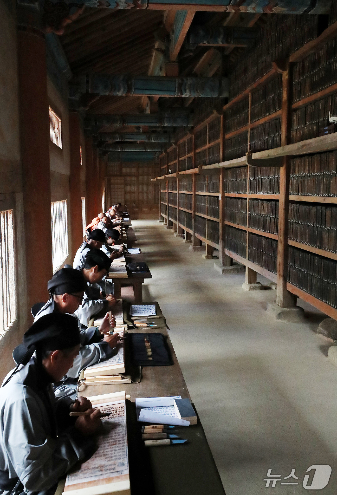 (합천=뉴스1) 윤일지 기자 = 29일 오후 경남 합천군 해인사에서 국보이자 세계기록유산인 팔만대장경(8만1352장)을 새롭게 판각하는 것을 기념하는 '해인사 장경도감 대장경 판각 …