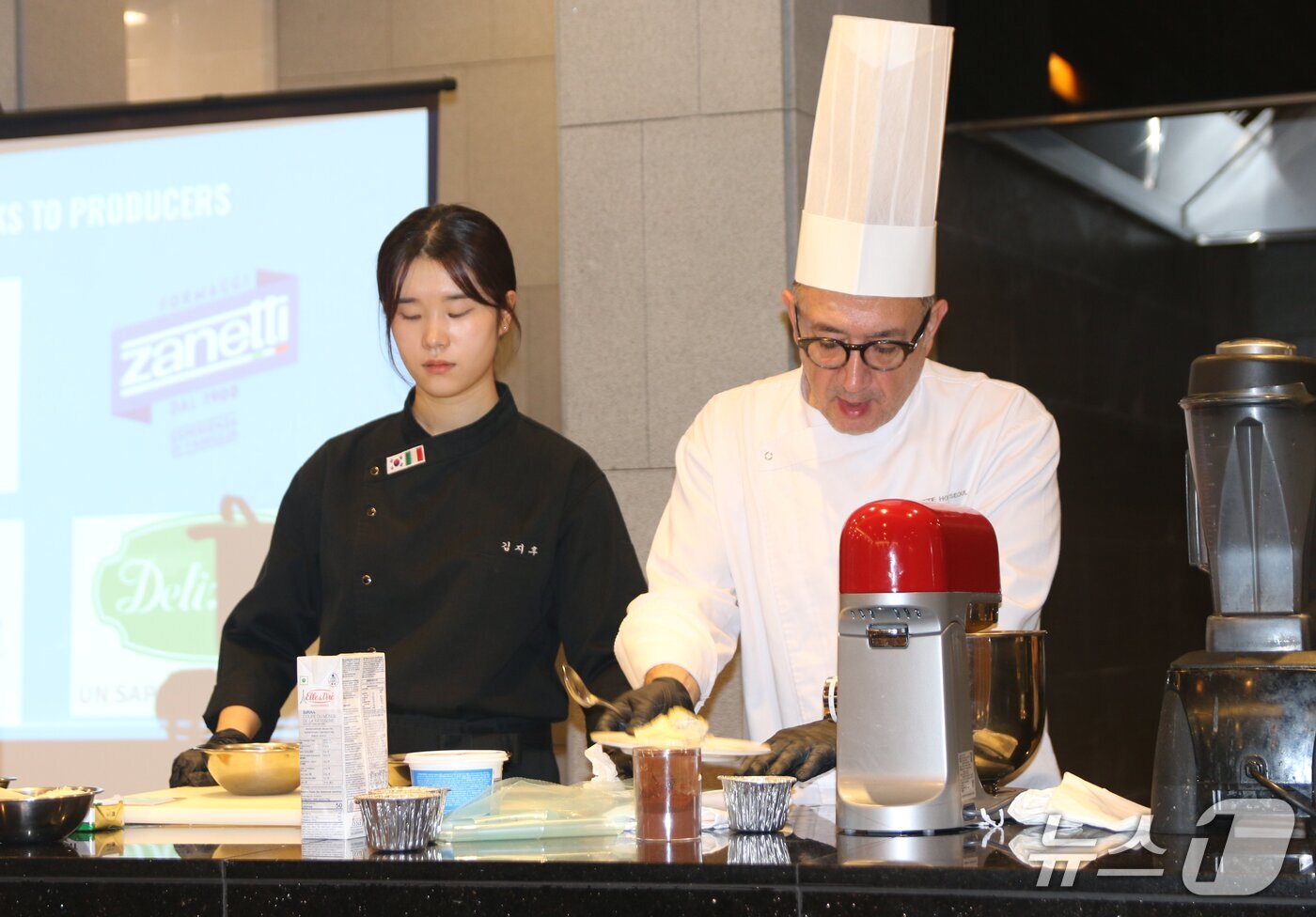 본문 이미지 - 29일 오후 제주한라대학교 컨벤션센터에서 열린 '(FORMAGGIAMO(포르마지아모)2026 이탈리아 치즈 마스터클래스'. 이번 행사는 이탈리아무역공사(ITA)와 이탈리아대사관 무역진흥부가 주최하고 제주한라대학교 학생들이 함께 했다.2026.10.29 ⓒ 뉴스1 홍수영 기자