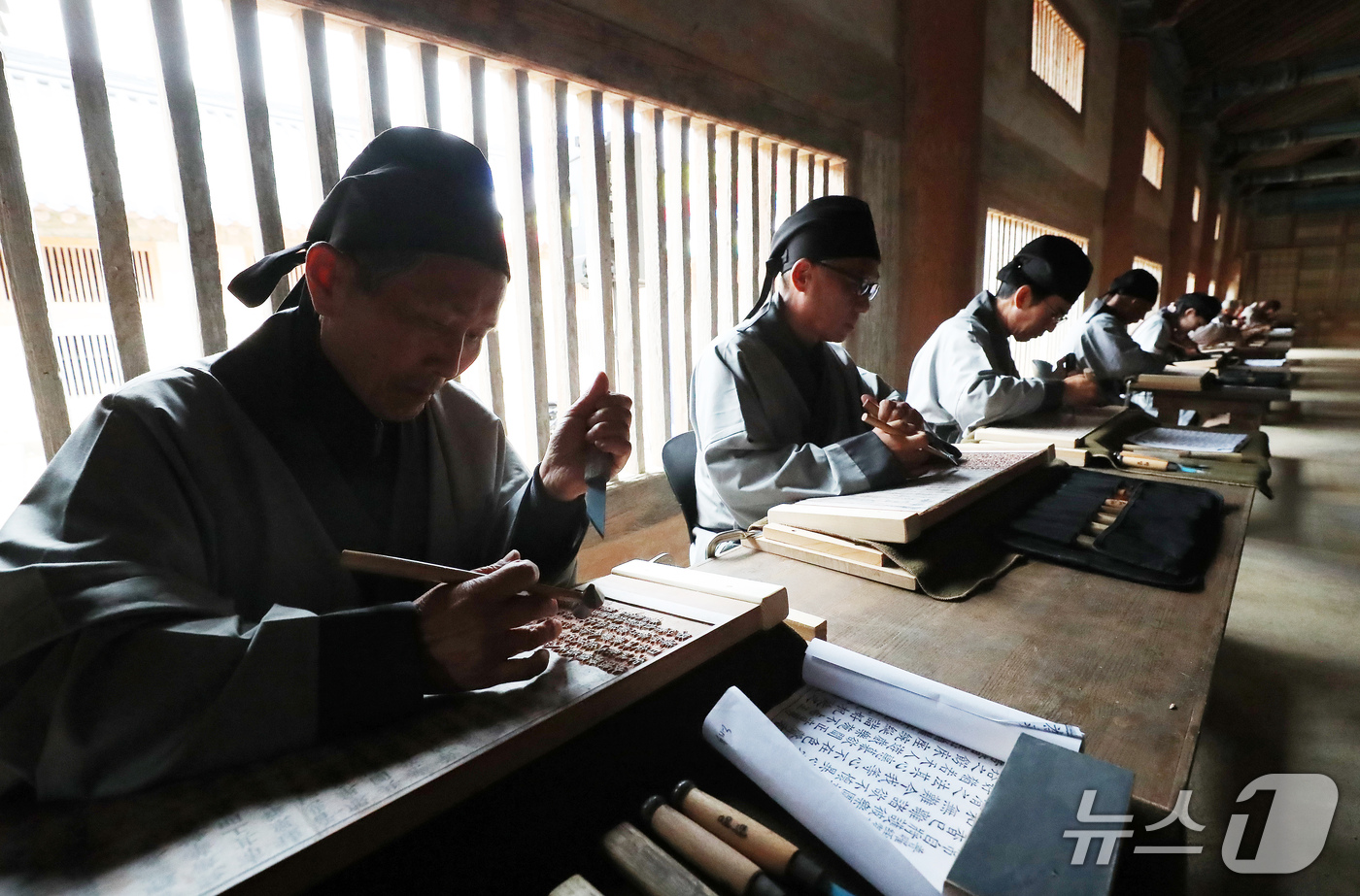 (합천=뉴스1) 윤일지 기자 = 29일 오후 경남 합천군 해인사에서 국보이자 세계기록유산인 팔만대장경(8만1352장)을 새롭게 판각하는 것을 기념하는 '해인사 장경도감 대장경 판각 …
