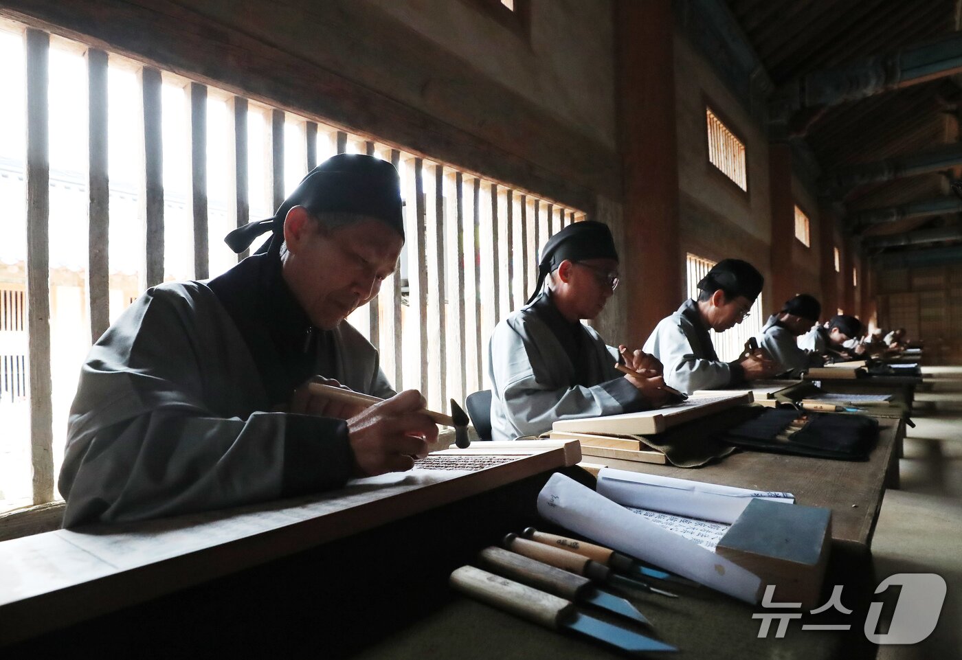 본문 이미지 - 29일 오후 경남 합천군 해인사에서 국보이자 세계기록유산인 팔만대장경(8만1352장)을 새롭게 판각하는 것을 기념하는 '해인사 장경도감 대장경 판각 고불식(告佛式)'이 봉행된 후 장경판전에서 전통 대장경 판각의 실제 과정을 선보이는 시연이 펼쳐지고 있다.  2026.10.29 ⓒ 뉴스1 윤일지 기자