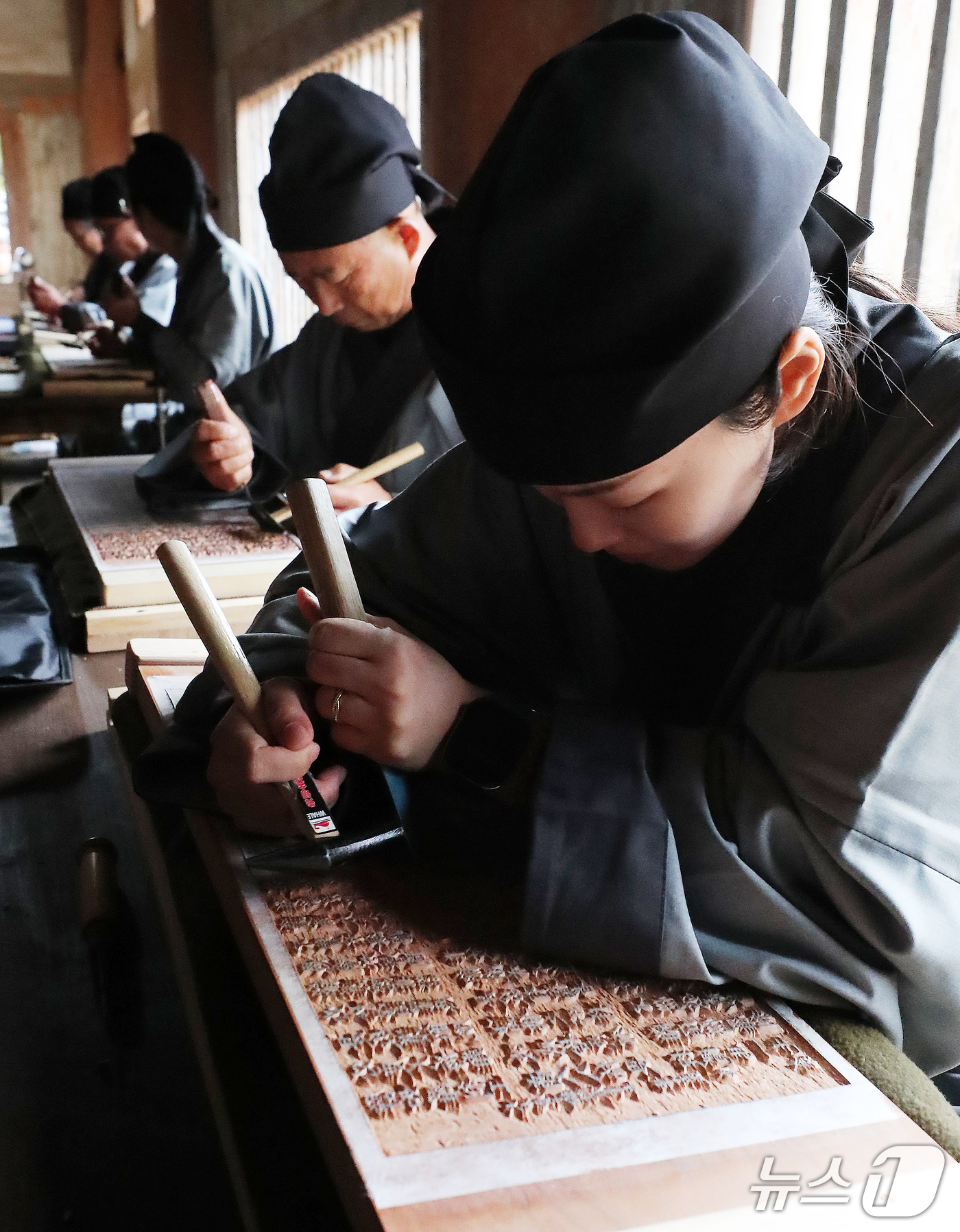 (합천=뉴스1) 윤일지 기자 = 29일 오후 경남 합천군 해인사에서 국보이자 세계기록유산인 팔만대장경(8만1352장)을 새롭게 판각하는 것을 기념하는 '해인사 장경도감 대장경 판각 …