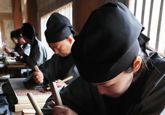 나무판에 새겨지는 팔만대장경…해인사서 판각 시연