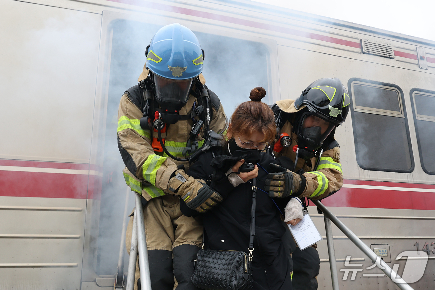 (대구=뉴스1) 공정식 기자 = 29일 대구 동구 대구교통공사 안심차량기지에서 폭설로 인한 전동차 탈선과 화재 상황을 가정해 열린 대구교통공사'재난대응 안전한국훈련'에서 대구동부소 …