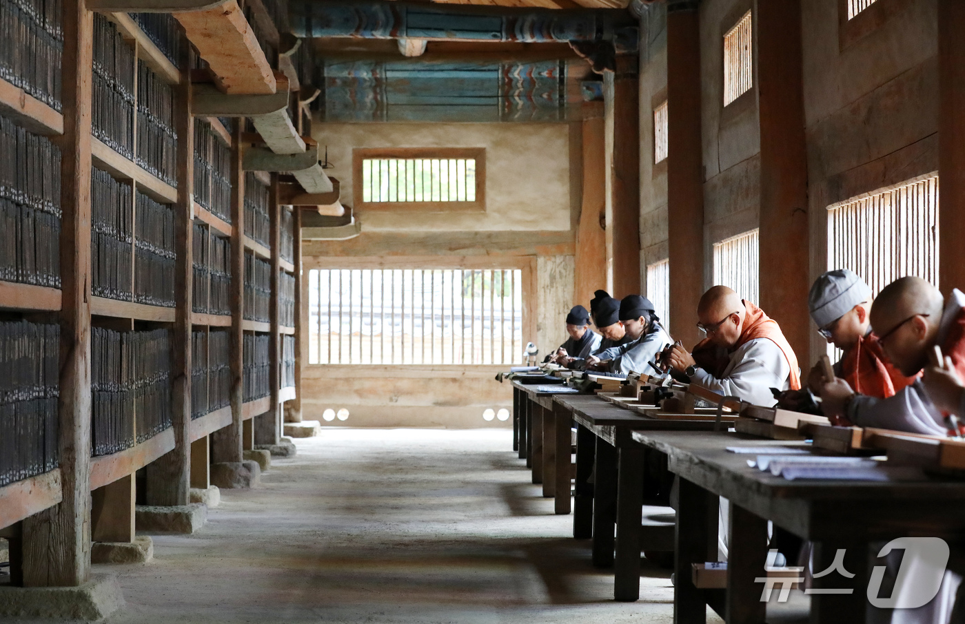 (합천=뉴스1) 윤일지 기자 = 29일 오후 경남 합천군 해인사에서 국보이자 세계기록유산인 팔만대장경(8만1352장)을 새롭게 판각하는 것을 기념하는 '해인사 장경도감 대장경 판각 …