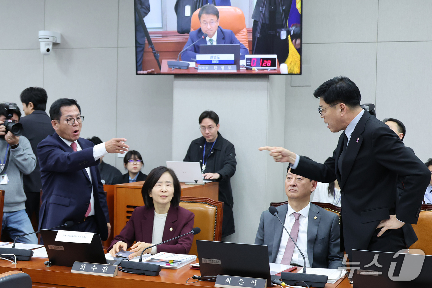 (서울=뉴스1) 신웅수 기자 = 이상휘 국민의힘 의원과 김준형 조국혁신당 의원이 29일 서울 여의도 국회에서 열린 국회운영위원회의 대통령 비서실 등에 대한 국정감사에서 언쟁을 벌이 …