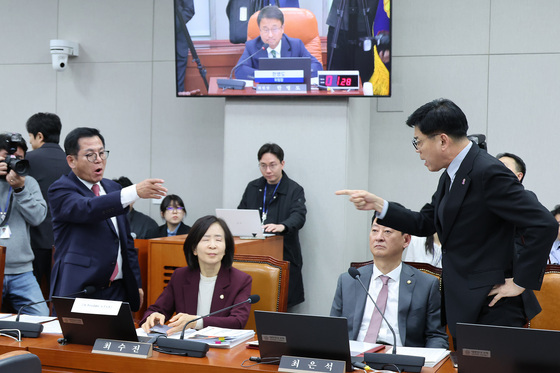 [국감] 언쟁 벌이는 이상휘·김준형