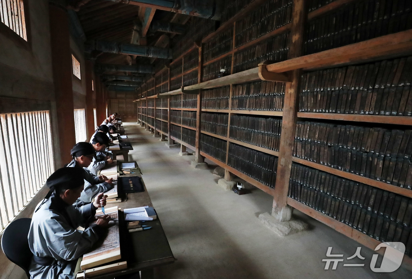 (합천=뉴스1) 윤일지 기자 = 29일 오후 경남 합천군 해인사에서 국보이자 세계기록유산인 팔만대장경(8만1352장)을 새롭게 판각하는 것을 기념하는 '해인사 장경도감 대장경 판각 …