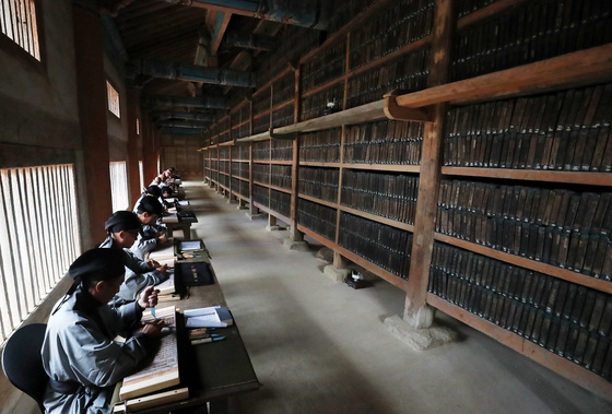 팔만대장경 앞에서 새기는 새로운 판각