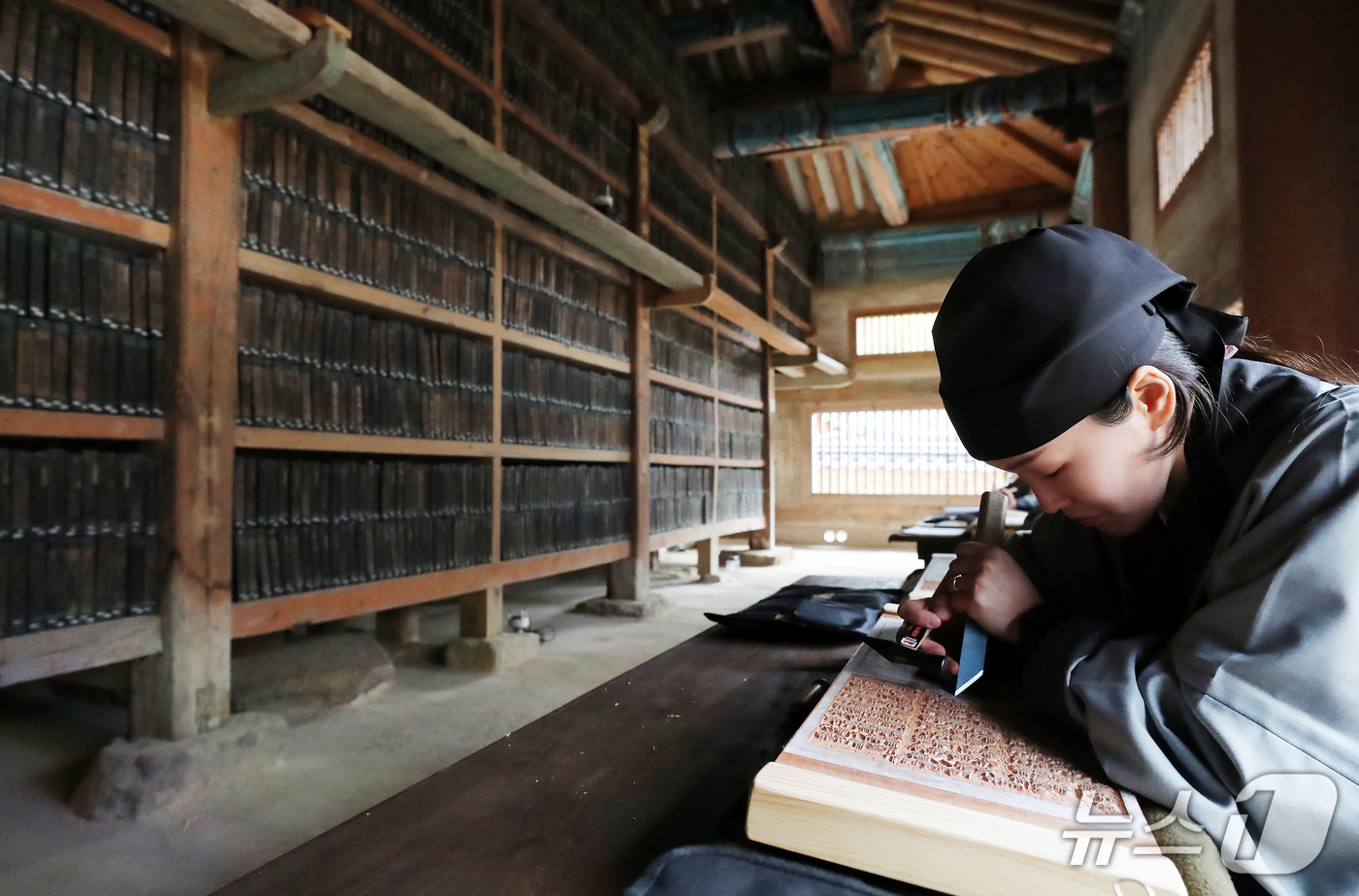 (합천=뉴스1) 윤일지 기자 = 29일 오후 경남 합천군 해인사에서 국보이자 세계기록유산인 팔만대장경(8만1352장)을 새롭게 판각하는 것을 기념하는 '해인사 장경도감 대장경 판각 …