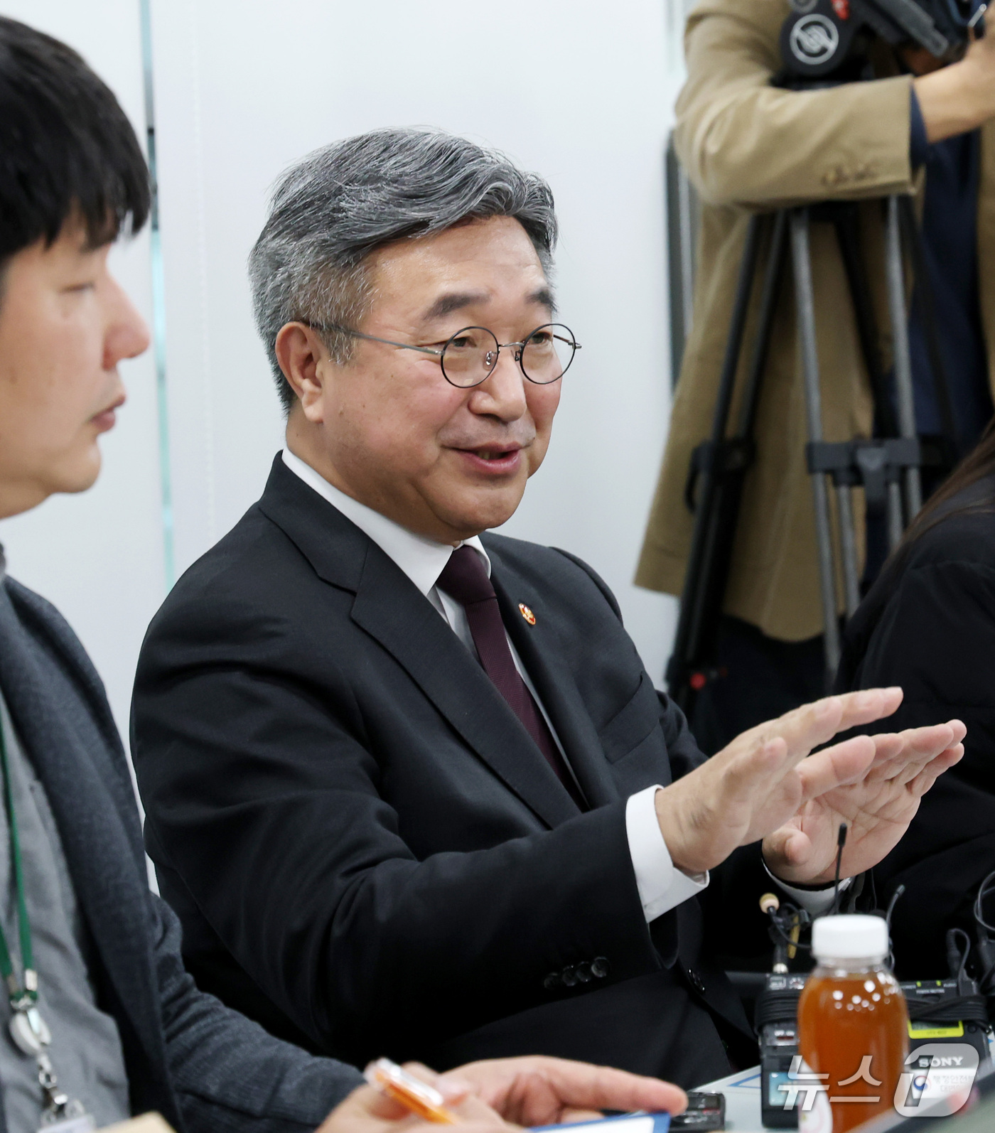 (세종=뉴스1) 김기남 기자 = 윤호중 행정안전부 장관이 29일 세종시 정부세종청사 행정안전부 기자실을 방문, 출입기자단과 의견을 나누고 있다. 2026.10.29/뉴스1