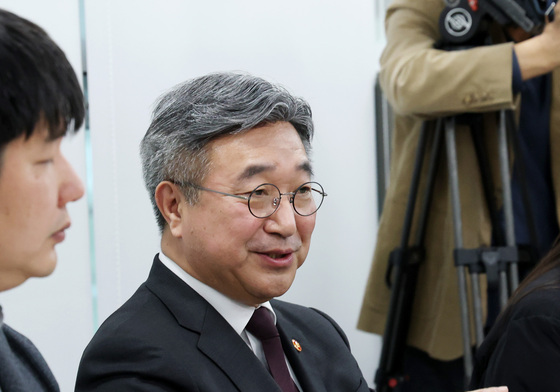출입기자단 질의에 답변하는 윤호중 행안부 장관