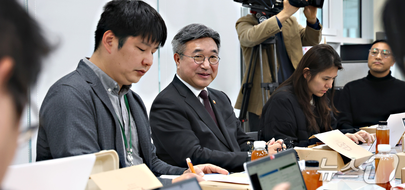 (세종=뉴스1) 김기남 기자 = 윤호중 행정안전부 장관이 29일 세종시 정부세종청사 행정안전부 기자실을 방문, 출입기자단과 의견을 나누고 있다. 2026.10.29/뉴스1
