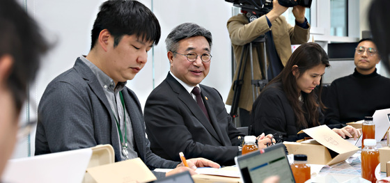 출입기자단과 의견 나누는 윤호중 행안부 장관