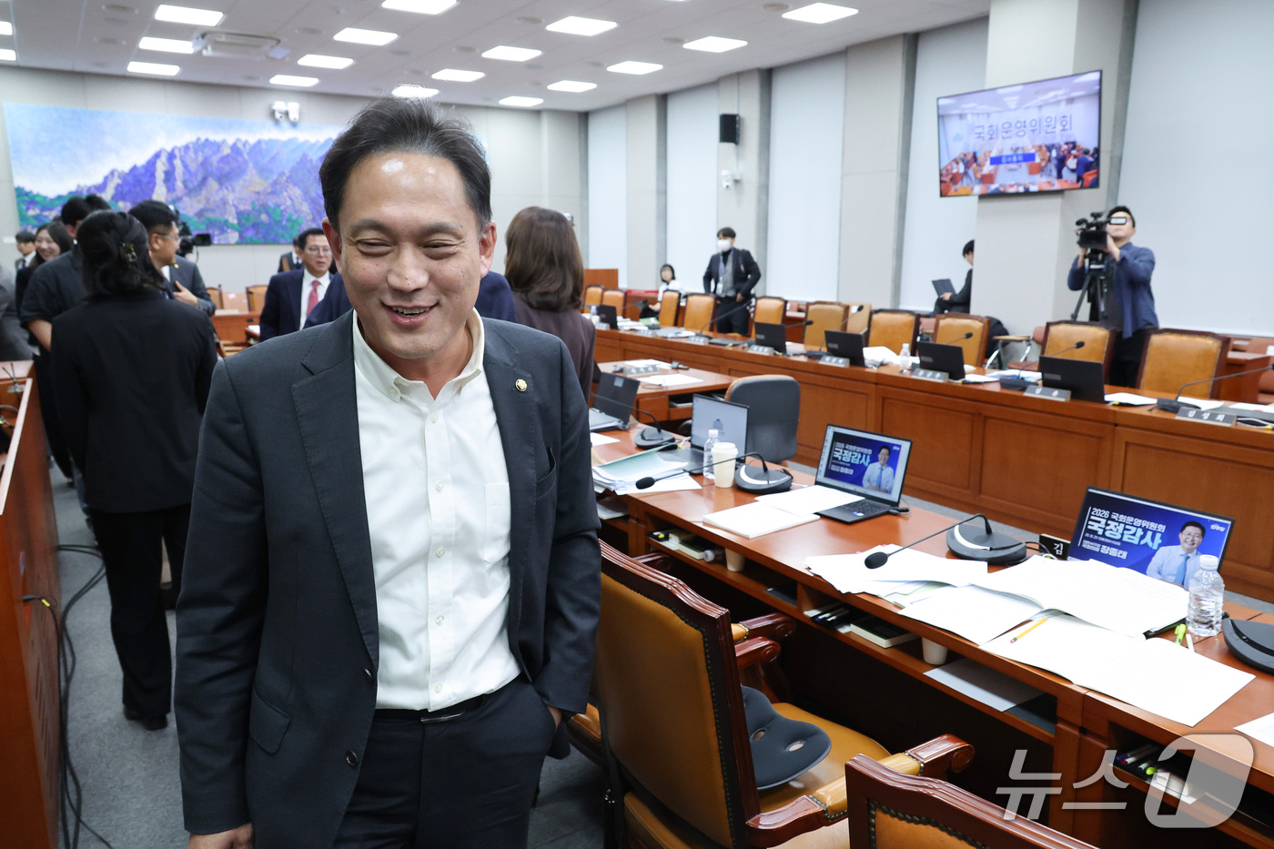 (서울=뉴스1) 신웅수 기자 = 김태규 국민의힘 의원이 29일 서울 여의도 국회에서 열린 국회운영위원회의 대통령 비서실 등에 대한 국정감사에서 감사가 중지되자 회의실을 나서고 있다 …