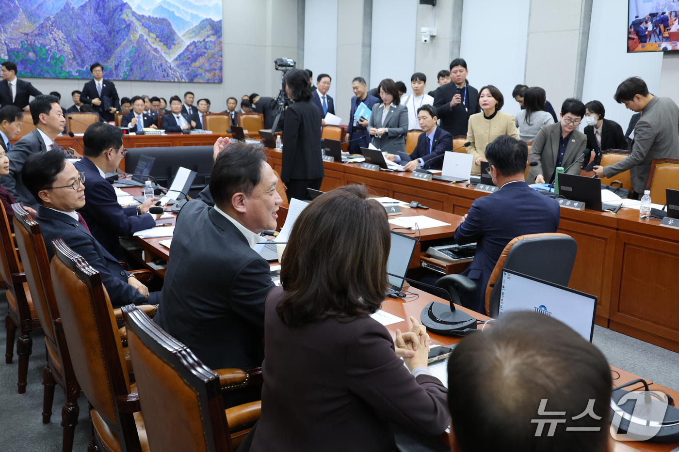 (서울=뉴스1) 신웅수 기자 = 김태규 국민의힘 의원이 29일 서울 여의도 국회에서 열린 국회운영위원회의 대통령 비서실 등에 대한 국정감사에서 감사가 중지되자 더불어민주당 의원들과 …