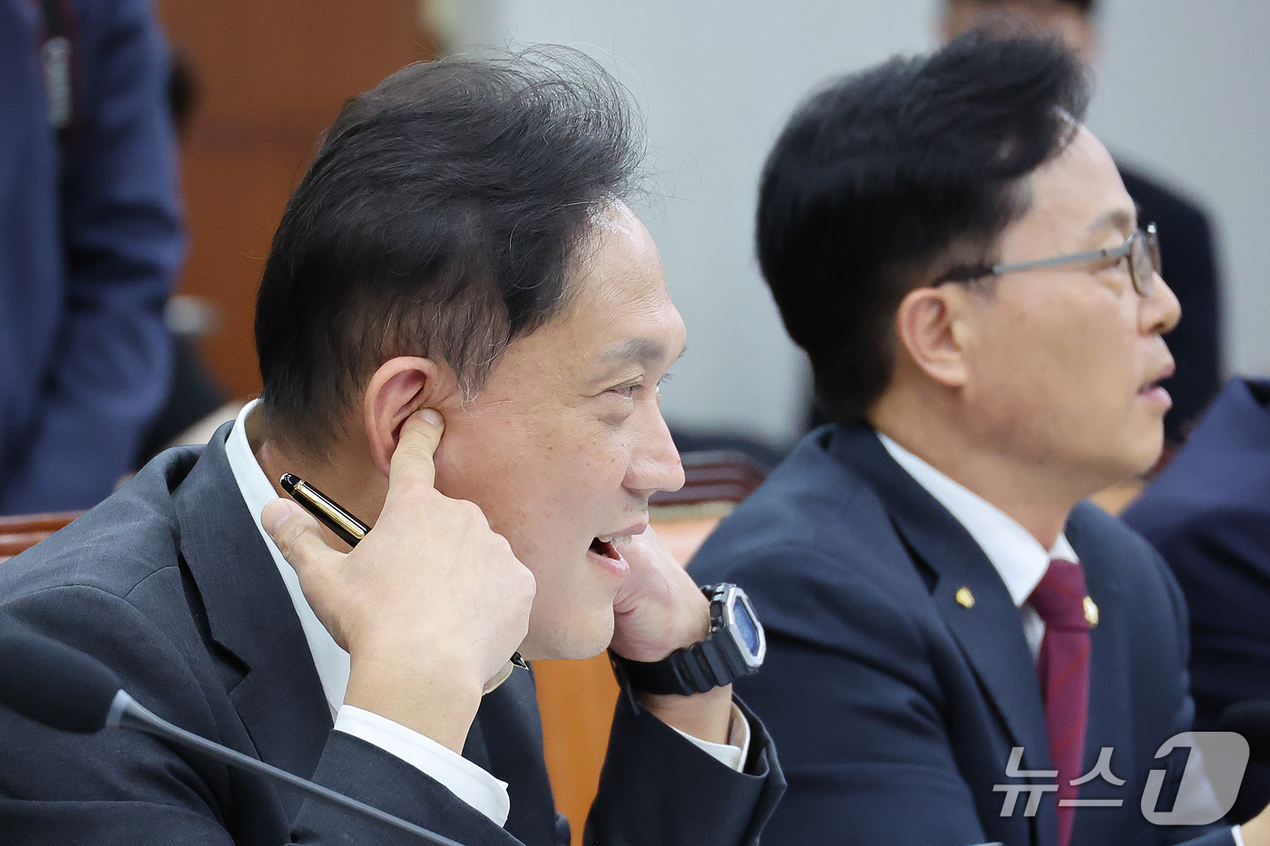 (서울=뉴스1) 신웅수 기자 = 김태규 국민의힘 의원이 29일 서울 여의도 국회에서 열린 국회운영위원회의 대통령 비서실 등에 대한 국정감사에서 더불어민주당 의원의 발언에 귀를 막고 …