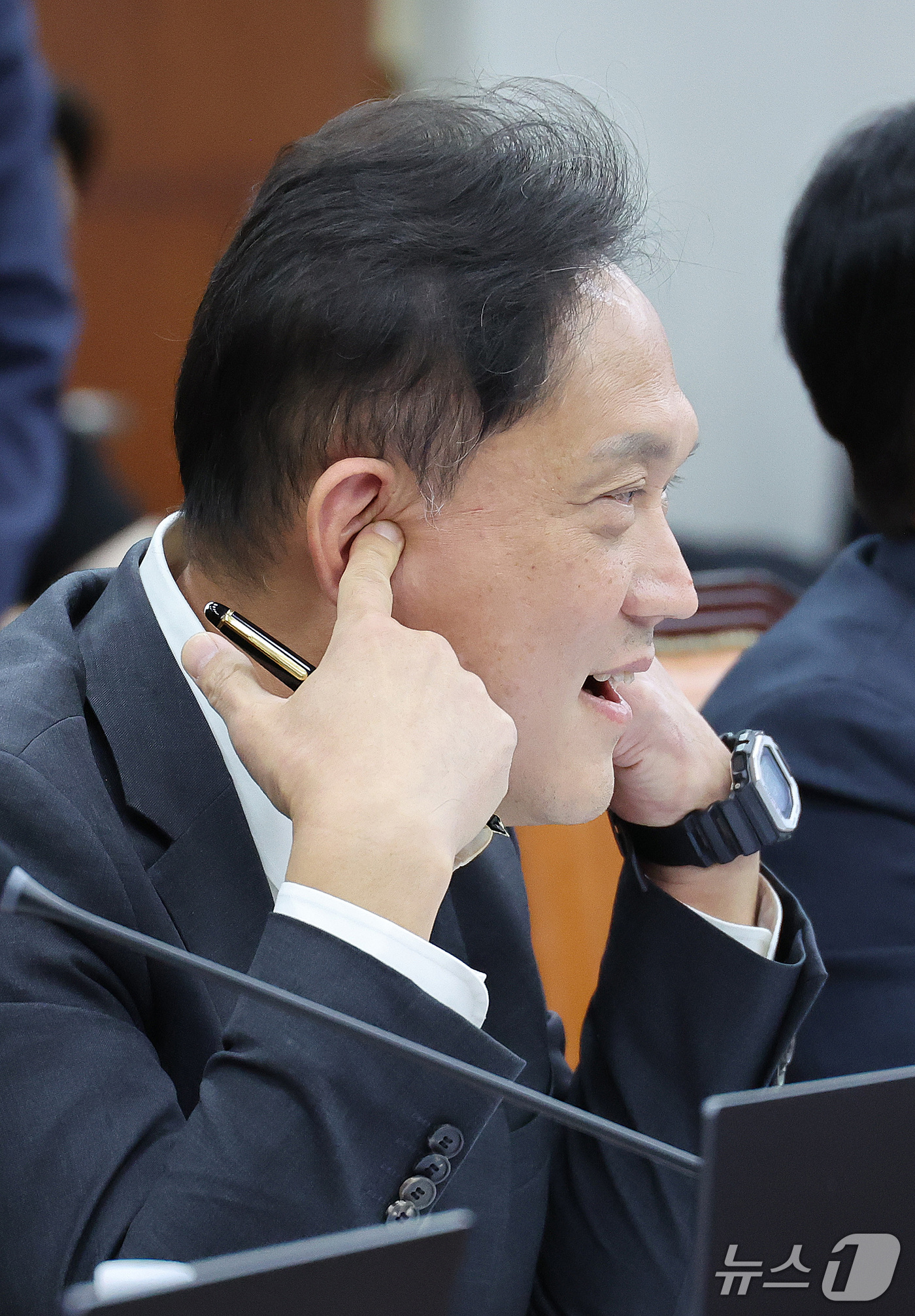 (서울=뉴스1) 신웅수 기자 = 김태규 국민의힘 의원이 29일 서울 여의도 국회에서 열린 국회운영위원회의 대통령 비서실 등에 대한 국정감사에서 더불어민주당 의원의 발언에 귀를 막고 …