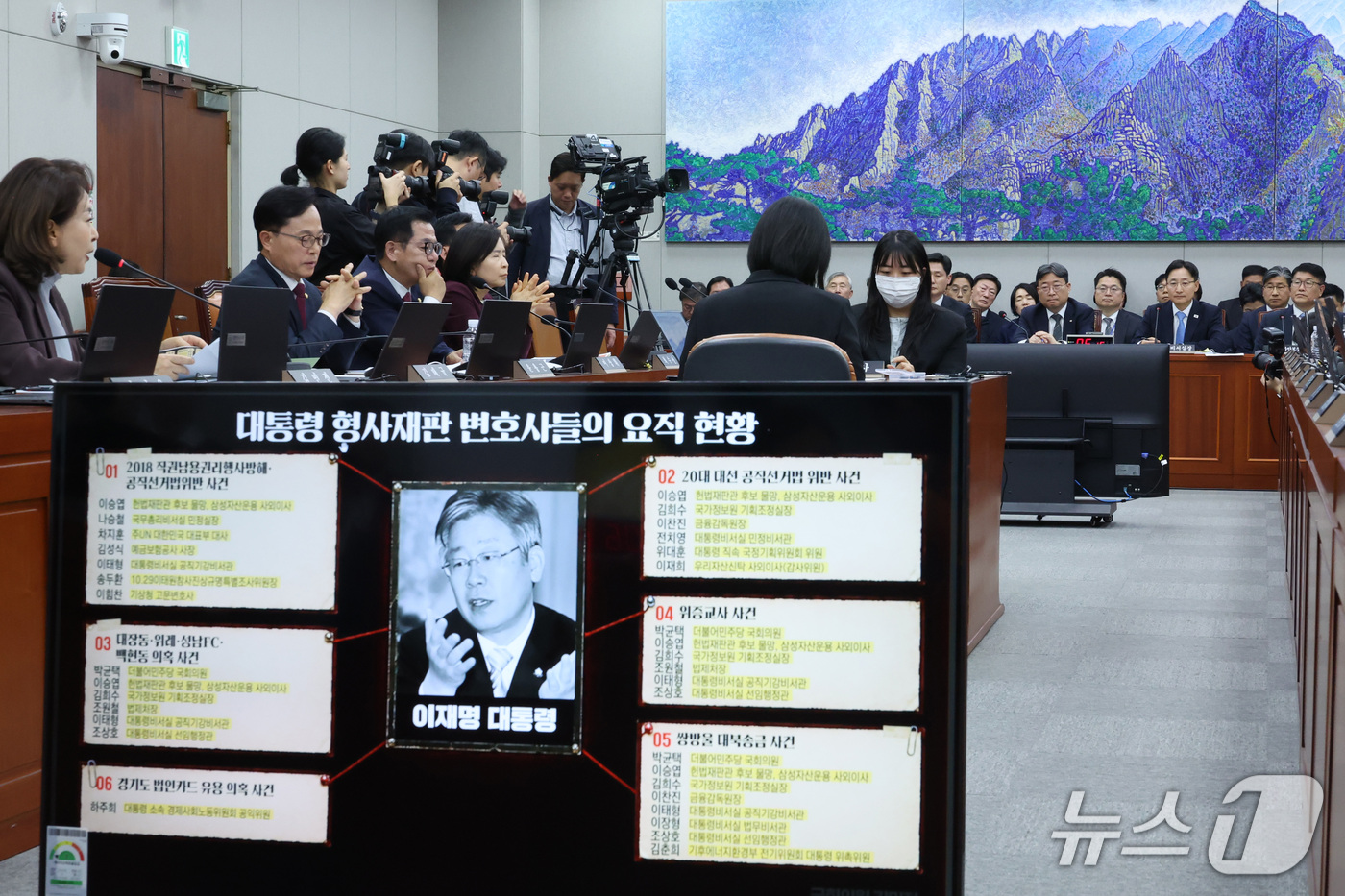 (서울=뉴스1) 신웅수 기자 = 김민전 국민의힘 의원이 29일 서울 여의도 국회에서 열린 국회운영위원회의 대통령 비서실 등에 대한 국정감사에서 임광현 대통령 비서실장에게 질의하고 …