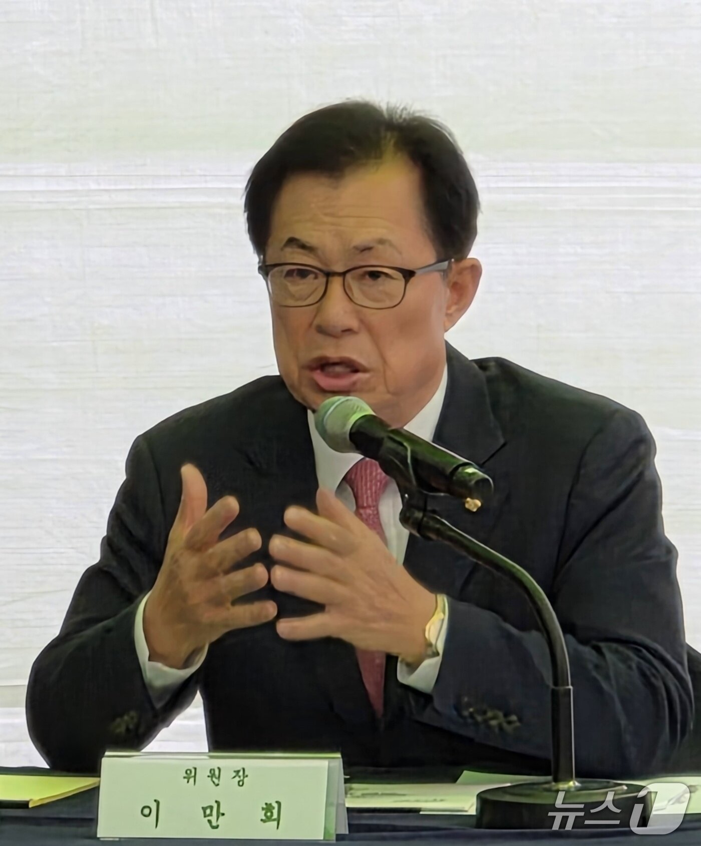 본문 이미지 - 29일 부산 금정구 옛 침례병원 부지에서 국정감사 현장방문 회의를 주재한 이만희 국회 보건복지위원장은 조속한 공공병원 전환을 촉구하는 발언으로 주목을 끌었다. 2026.10.29/뉴스1 ⓒ News1 임순택 기자