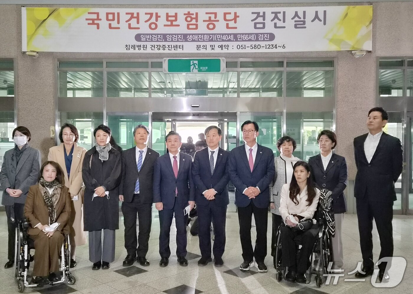 본문 이미지 - 29일 부산 금정구 옛 침례병원 현장을 찾은 국회 보건복지위원회 소속 여야 의원들과 정부·지자체 관계자들이 굳게 닫힌 병원 로비에 나란히 서서 현장 점검을 마친 뒤 기념 촬영을 하고 있다. 2026.10.29/뉴스1 ⓒ News1 임순택 기자