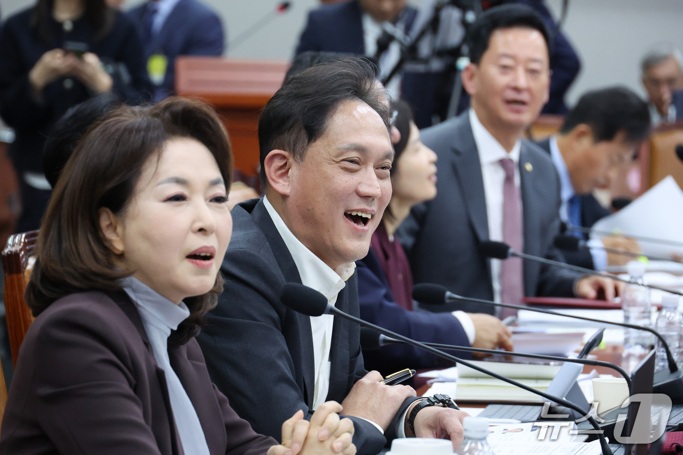 (서울=뉴스1) 신웅수 기자 = 김태규 국민의힘 의원이 29일 서울 여의도 국회에서 열린 국회운영위원회의 대통령 비서실 등에 대한 국정감사에서 감사가 중지되자 더불어민주당 의원들과 …
