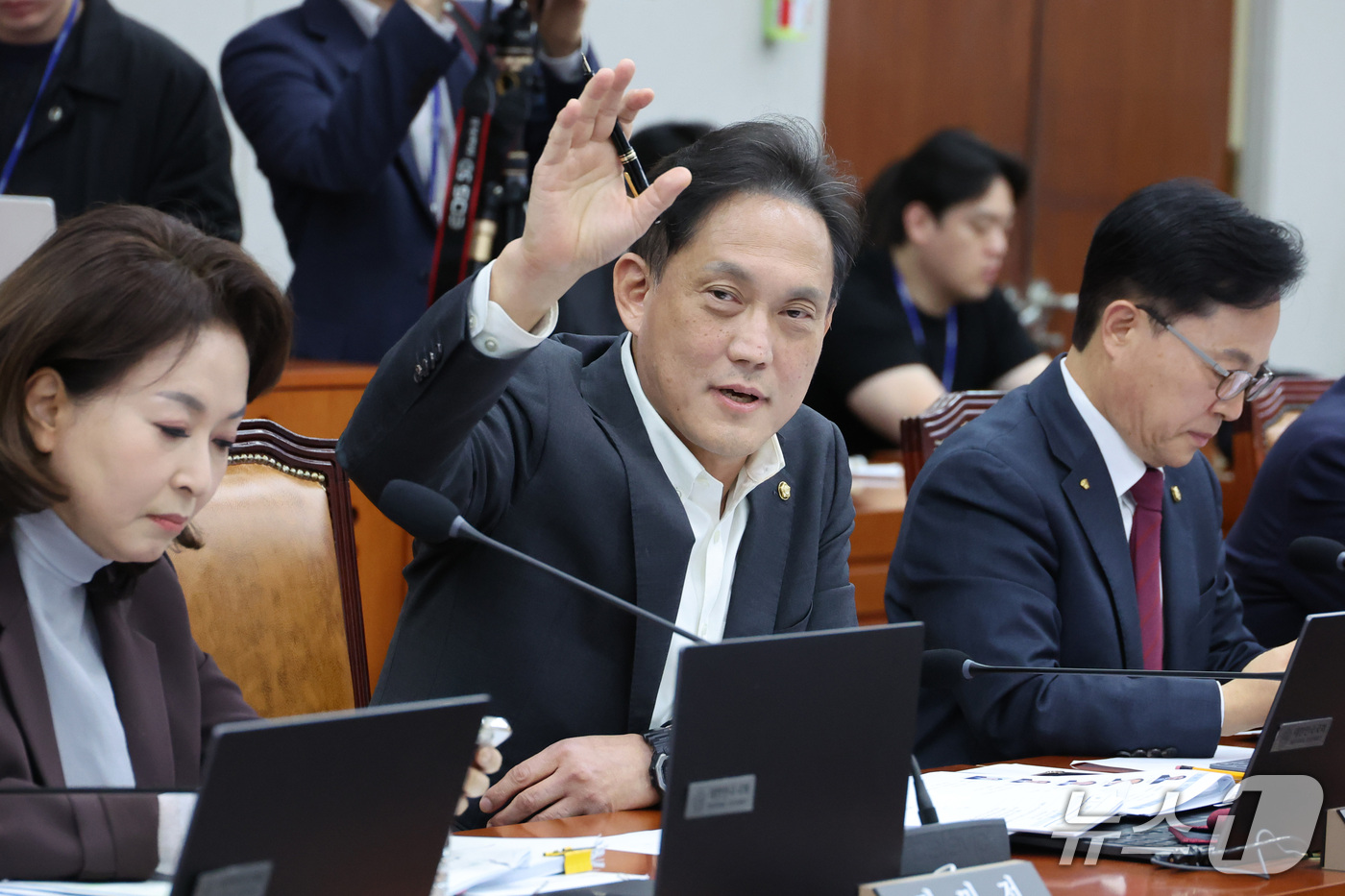 (서울=뉴스1) 신웅수 기자 = 김태규 국민의힘 의원이 29일 서울 여의도 국회에서 열린 국회운영위원회의 대통령 비서실 등에 대한 국정감사에서 의사진행 발언을 신청하고 있다. 20 …