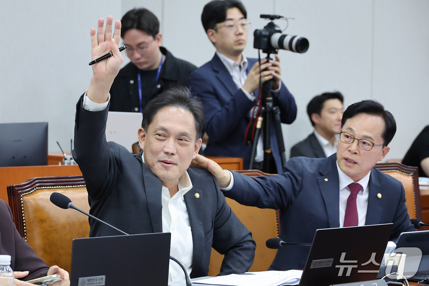 (서울=뉴스1) 신웅수 기자 = 김태규 국민의힘 의원이 29일 서울 여의도 국회에서 열린 국회운영위원회의 대통령 비서실 등에 대한 국정감사에서 의사진행 발언을 신청하고 있다. 20 …