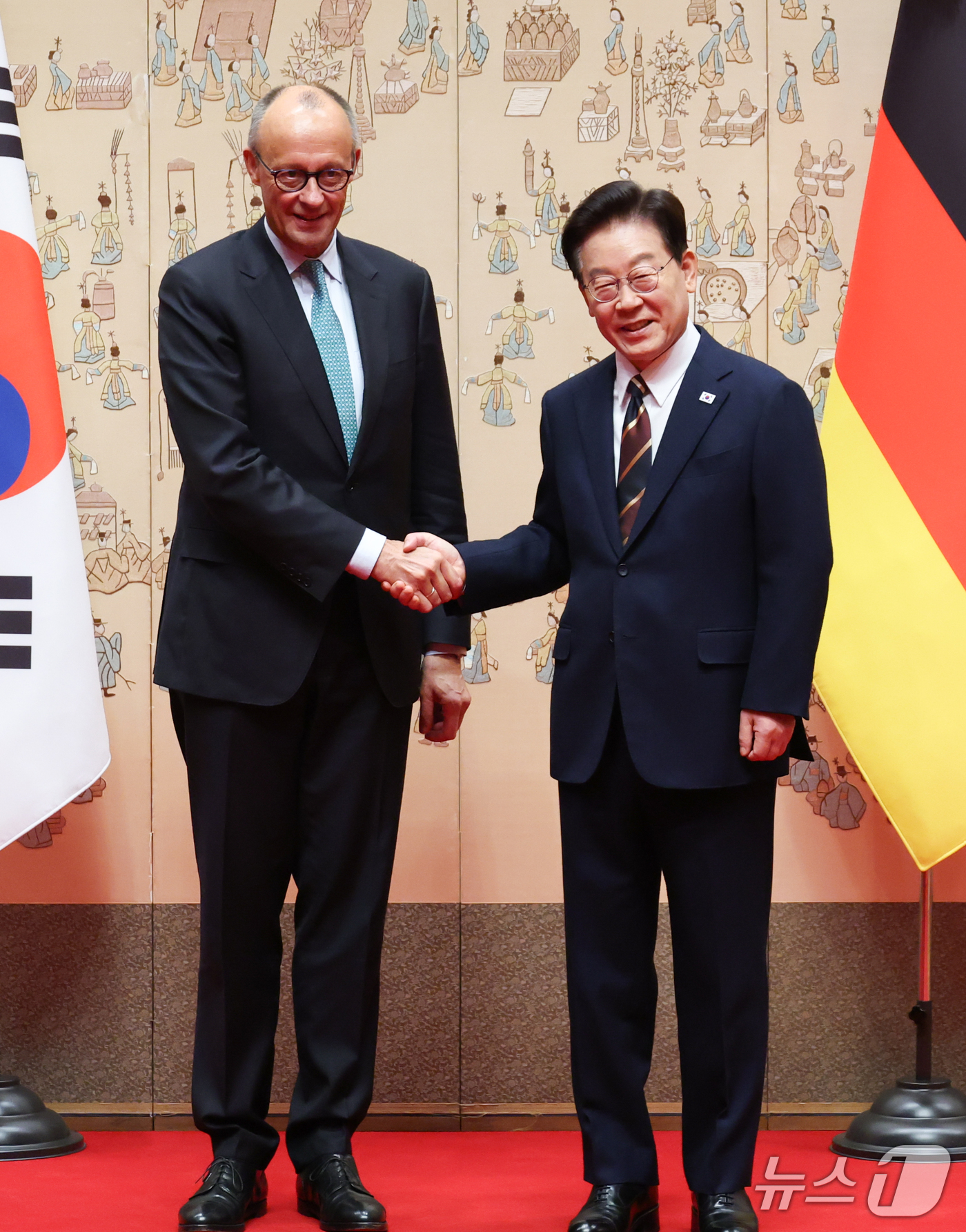 (서울=뉴스1) 허경 기자 = 이재명 대통령과 프리드리히 메르츠 독일 총리가 29일 청와대에서 기념촬영을 하고 있다. (청와대통신사진기자단) 2026.10.29/뉴스1