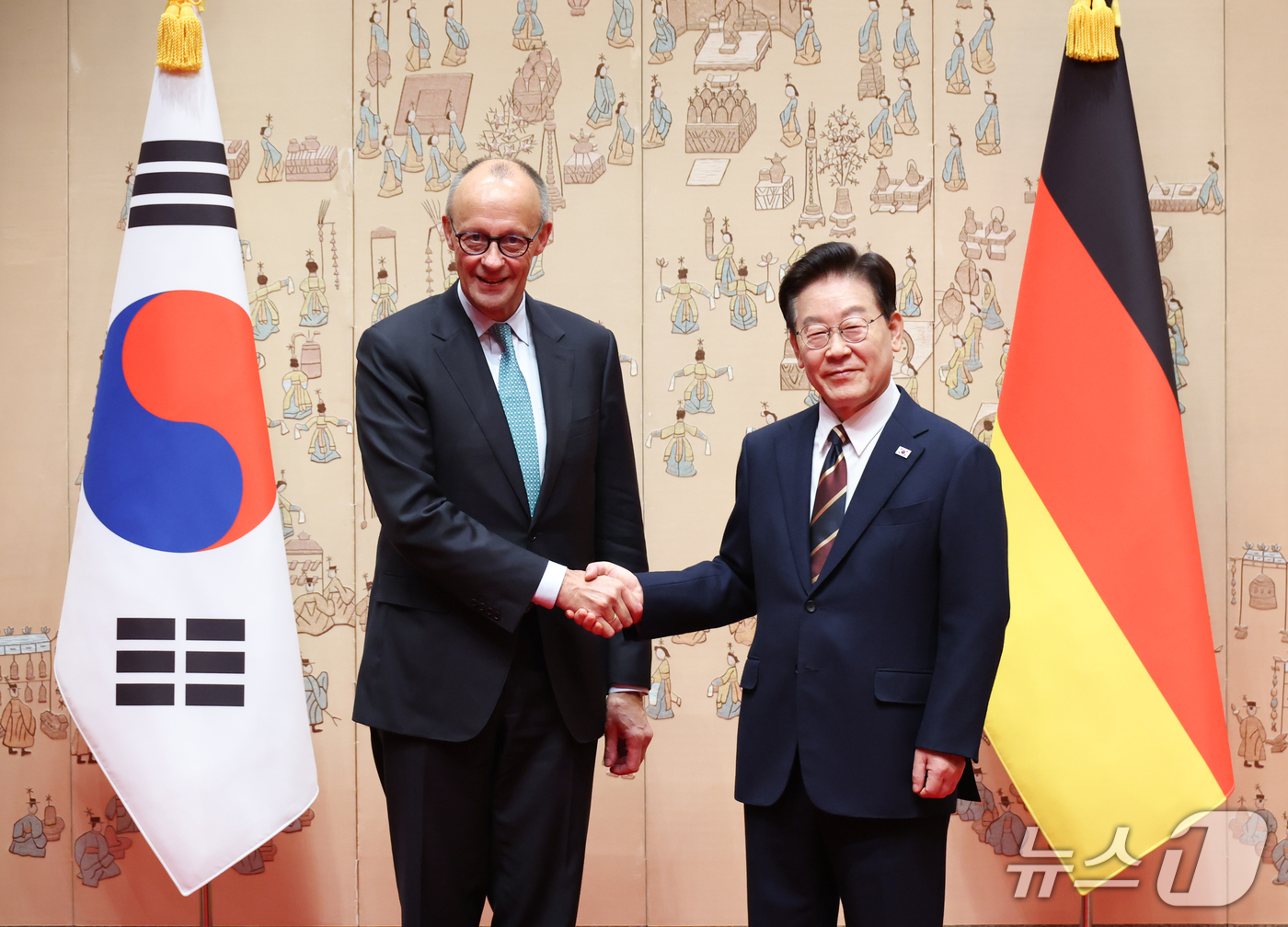 (서울=뉴스1) 허경 기자 = 이재명 대통령과 프리드리히 메르츠 독일 총리가 29일 청와대에서 기념촬영을 하고 있다. (청와대통신사진기자단) 2026.10.29/뉴스1