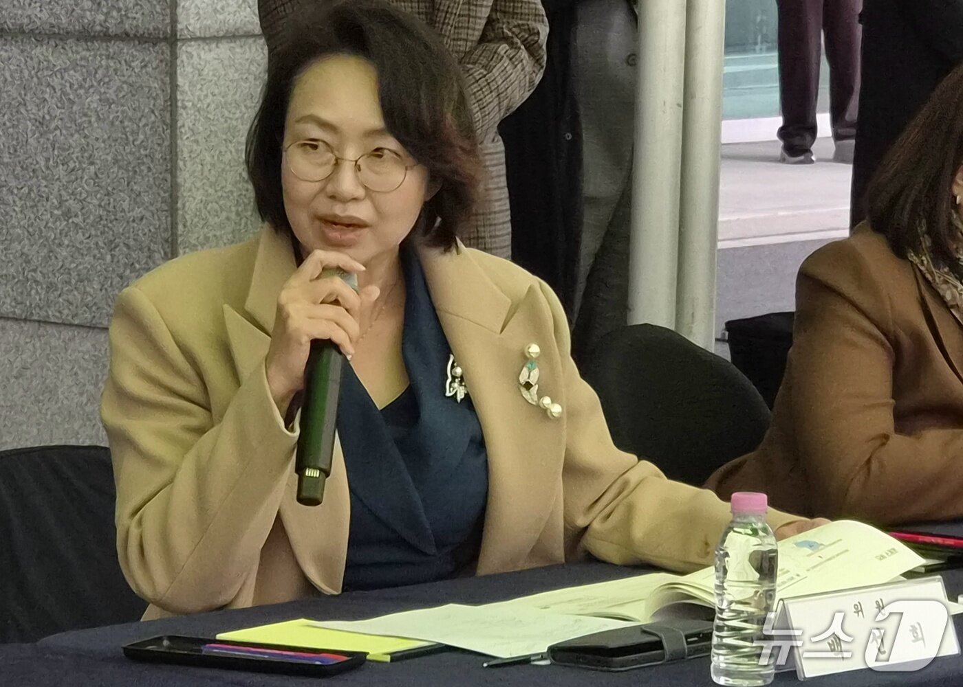 본문 이미지 - 백선희 국회 보건복지위원회 위원이 29일 부산 옛 침례병원 현장 국정감사에서 정부와 지자체 관계자들을 향해 공공병원화 사업의 제도적 담보 필요성을 강하게 주장하고 있다. 2026.10.29/뉴스1 ⓒ News1 임순택 기자