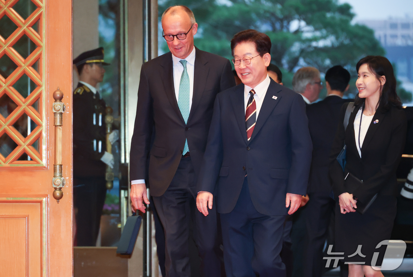 (서울=뉴스1) 허경 기자 = 이재명 대통령과 프리드리히 메르츠 독일 총리가 29일 청와대 본관으로 함께 입장하고 있다. (청와대통신사진기자단) 2026.10.29/뉴스1